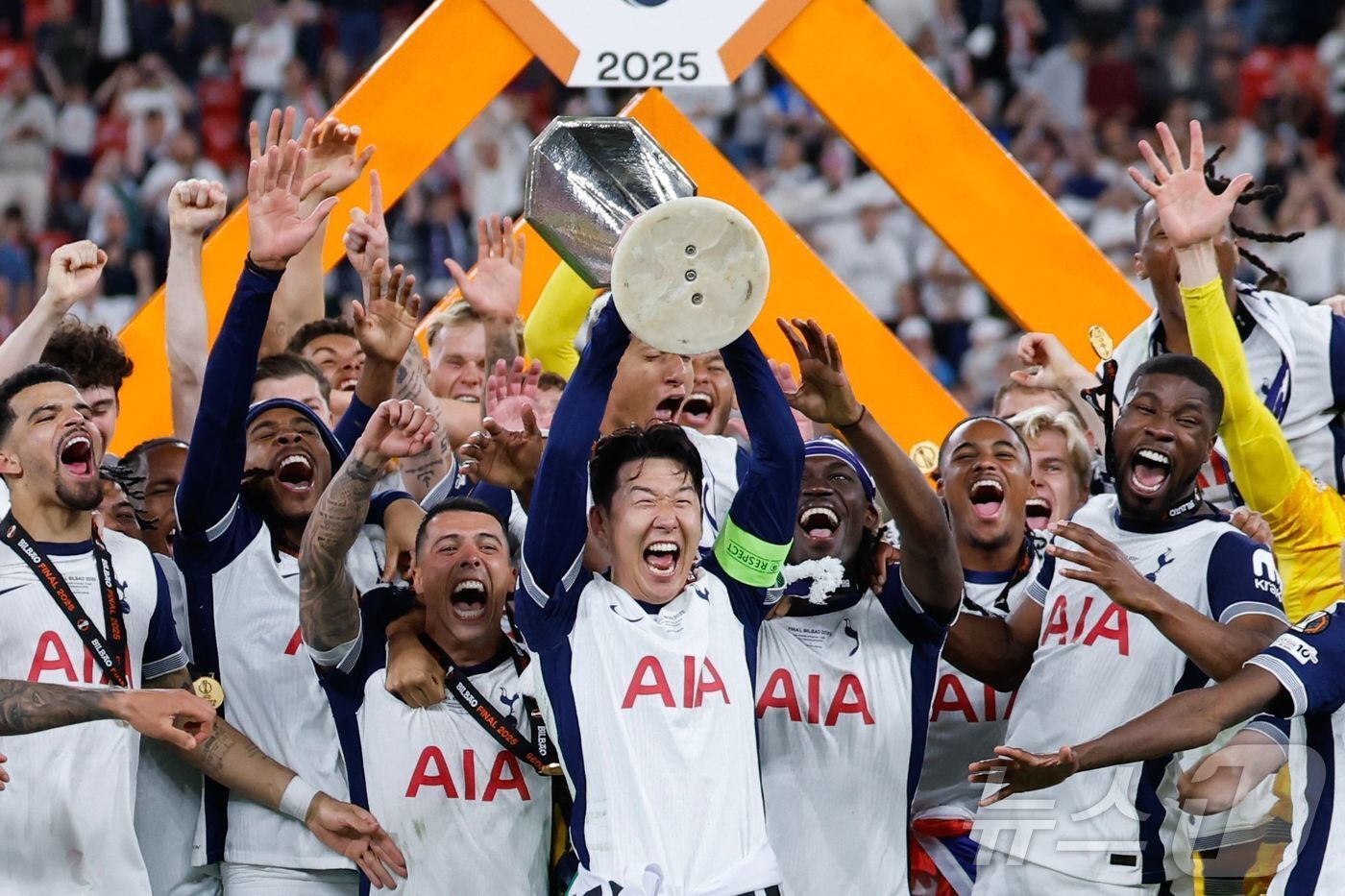 본문 이미지 - 유로파리그 우승 후 활짝 웃는 손흥민&#40;가운데&#41; ⓒ AFP=뉴스1