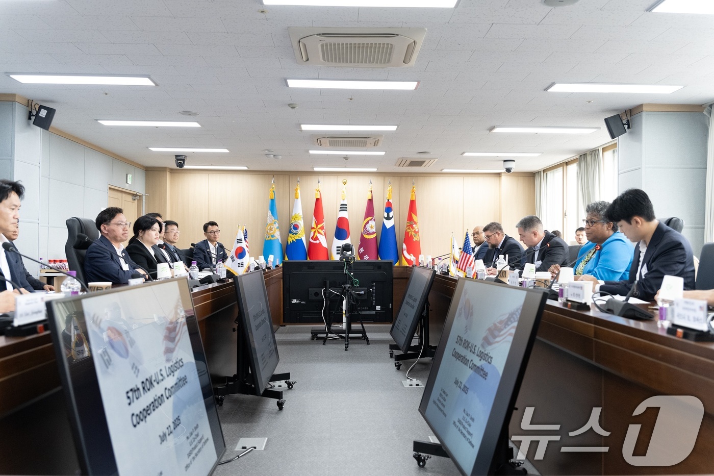 (서울=뉴스1) 이연주 기자 = 대한민국 국방부와 미합중국 국방부는 22일 서울에서 제57차 한미 군수협력위원회 회의를 개최했다고 밝혔다.사진은 제57차 한미 군수협력위원회 회의 …