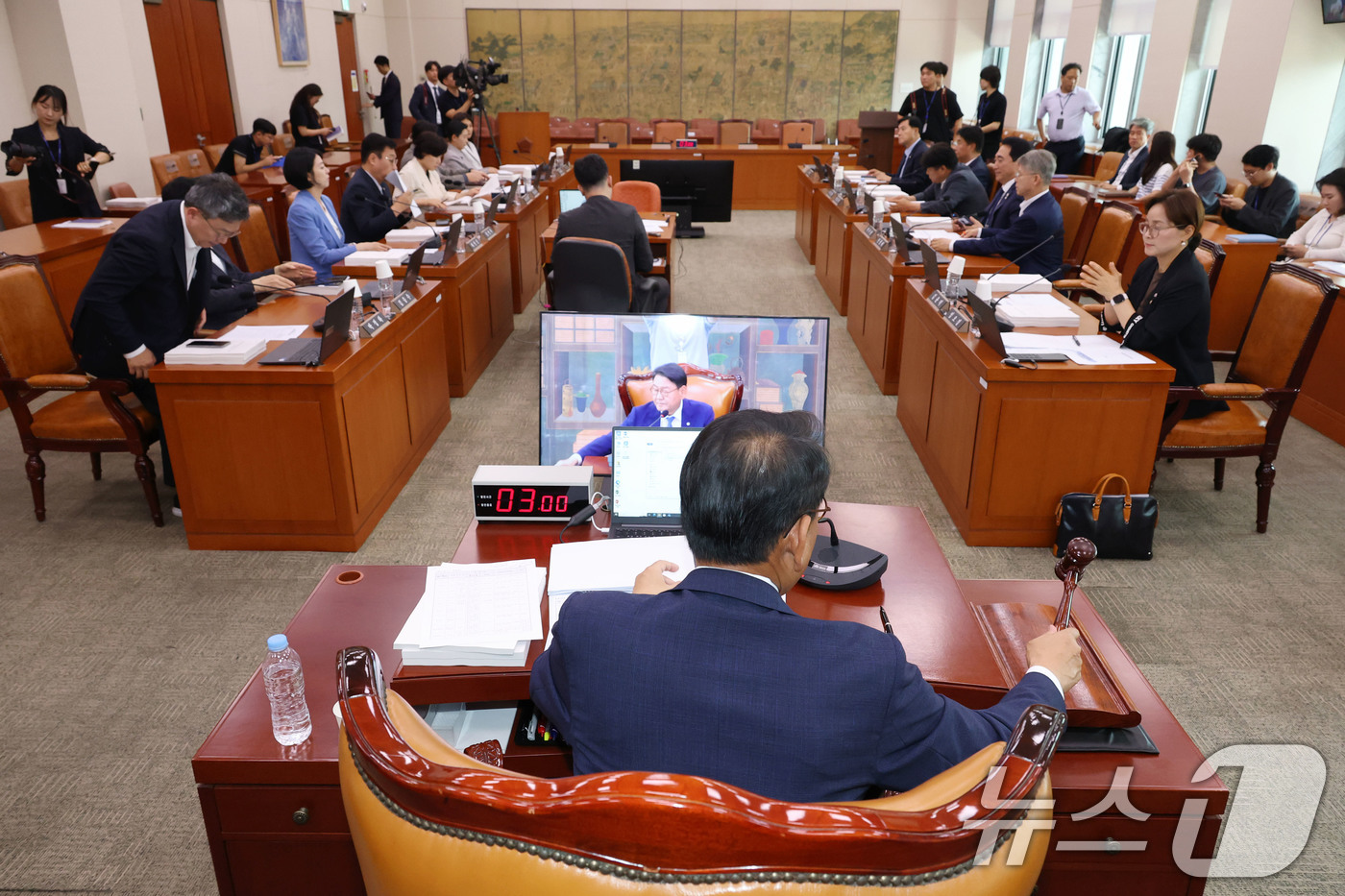 (서울=뉴스1) 이광호 기자 = 22일 오후 서울 여의도 국회에서 열린 문화체육관광위원회 전체회의에서 김교흥 위원장이 의사봉을 두드리며 최휘영 문화체육관광부 장관 후보자 인사청문회 …