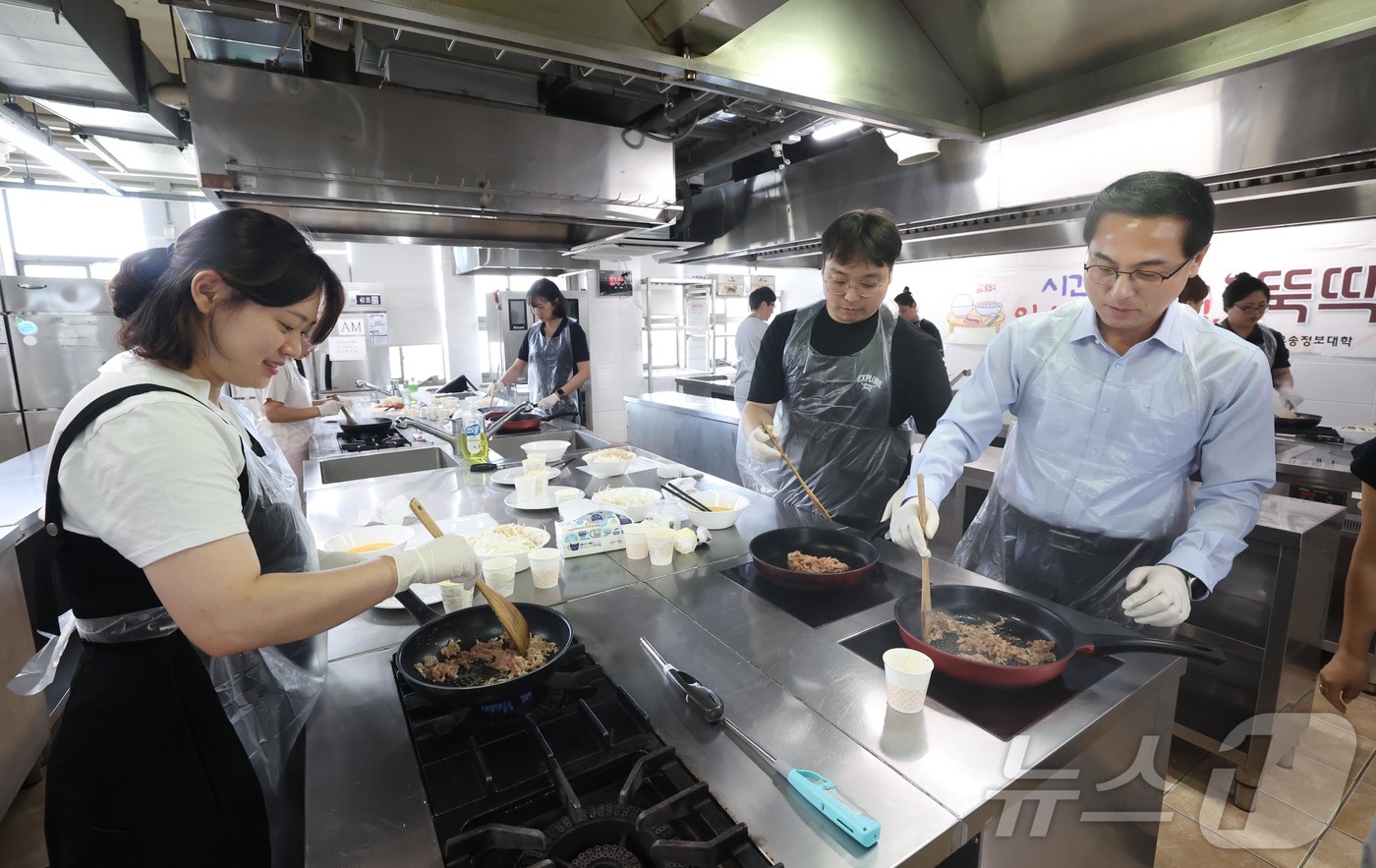 (대전=뉴스1) 이동원 기자 = 박희조 대전 동구청장이 22일 우송정보대학교에서 관내 어린이집 영유아 자녀를 둔 부모 20명을 대상으로 열린 요리 체험 프로그램 ‘뚝딱밥상’에 참석 …