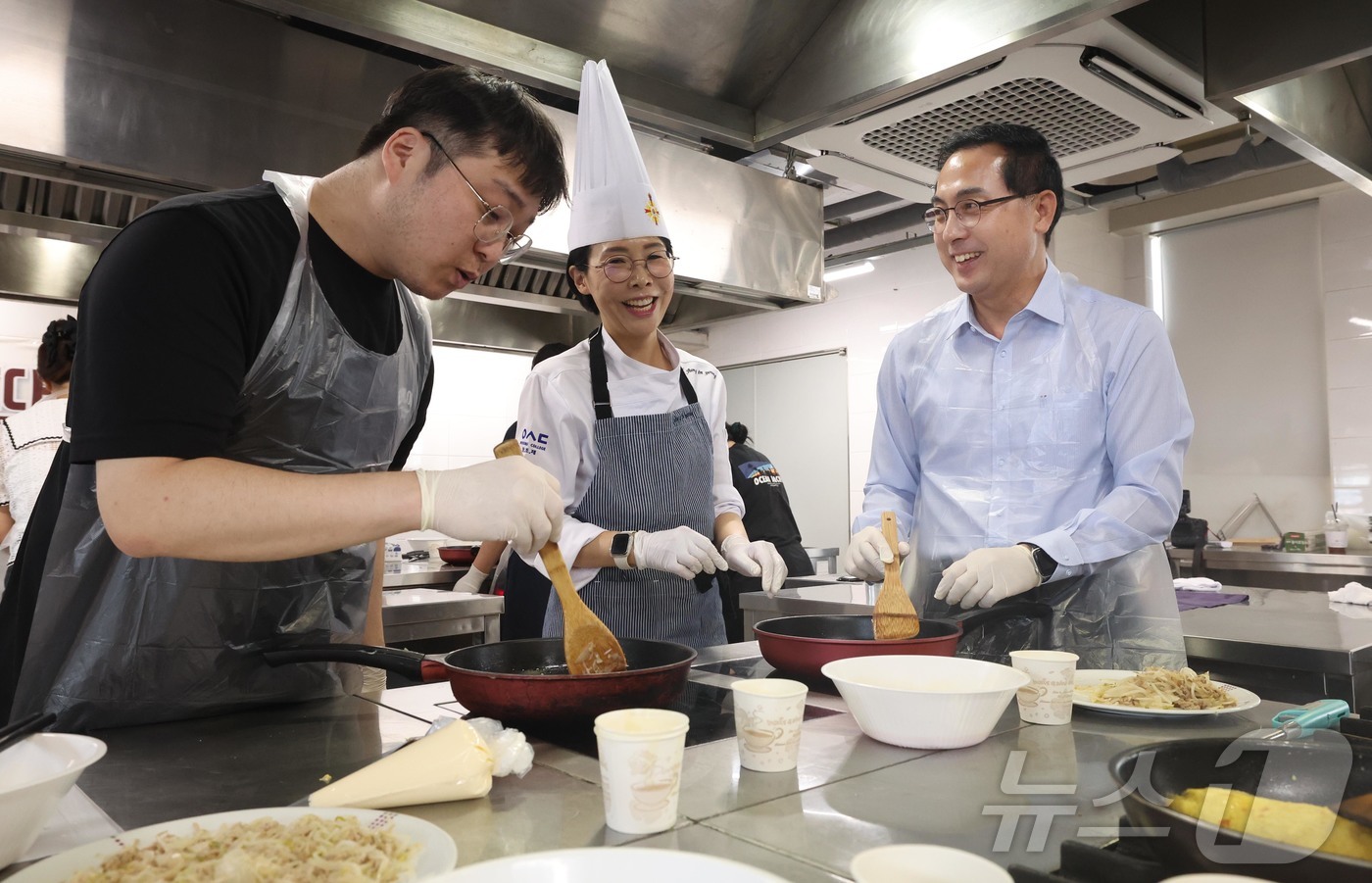 (대전=뉴스1) 이동원 기자 = 박희조 대전 동구청장이 22일 우송정보대학교에서 관내 어린이집 영유아 자녀를 둔 부모 20명을 대상으로 열린 요리 체험 프로그램 ‘뚝딱밥상’에 참석 …