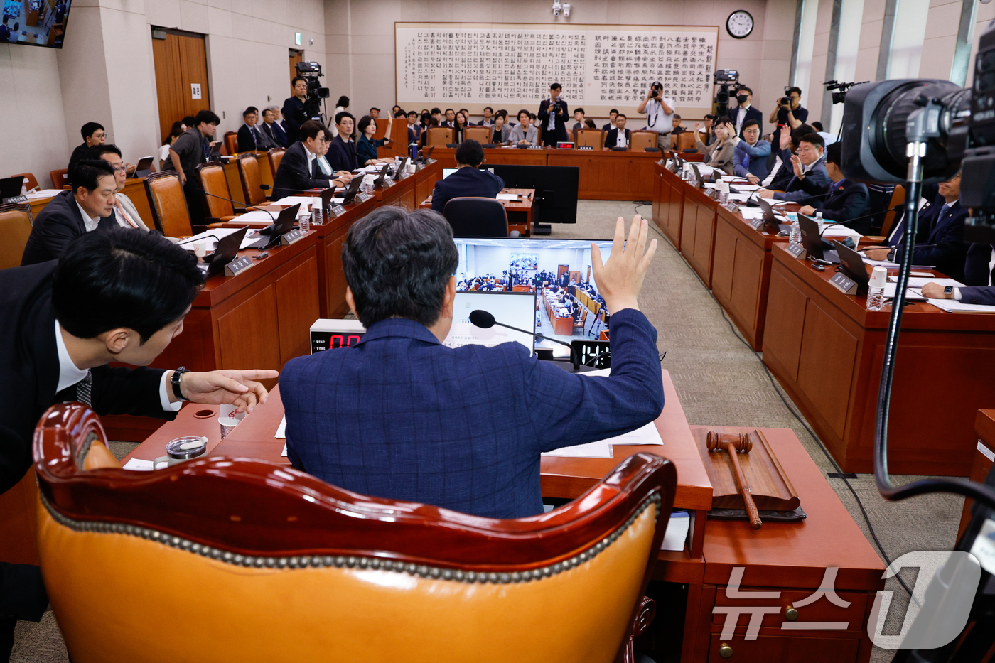 (서울=뉴스1) 안은나 기자 = 22일 오후 서울 여의도 국회에서 열린 법제사법위원회 제427회국회(임시회) 제4차 전체회의에서 이춘석 위원장과 더불어민주당, 조국혁신당 의원들이 …