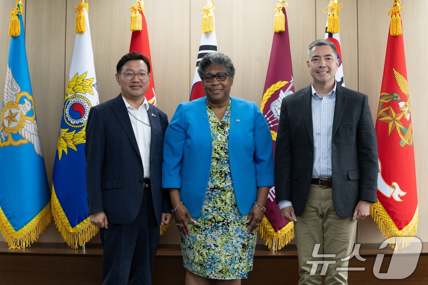 (서울=뉴스1) 이연주 기자 = 대한민국 국방부와 미합중국 국방부는 22일 서울에서 제57차 한미 군수협력위원회 회의를 개최했다고 밝혔다.이갑수 국방부 군수관리관(왼쪽)이 제57차 …