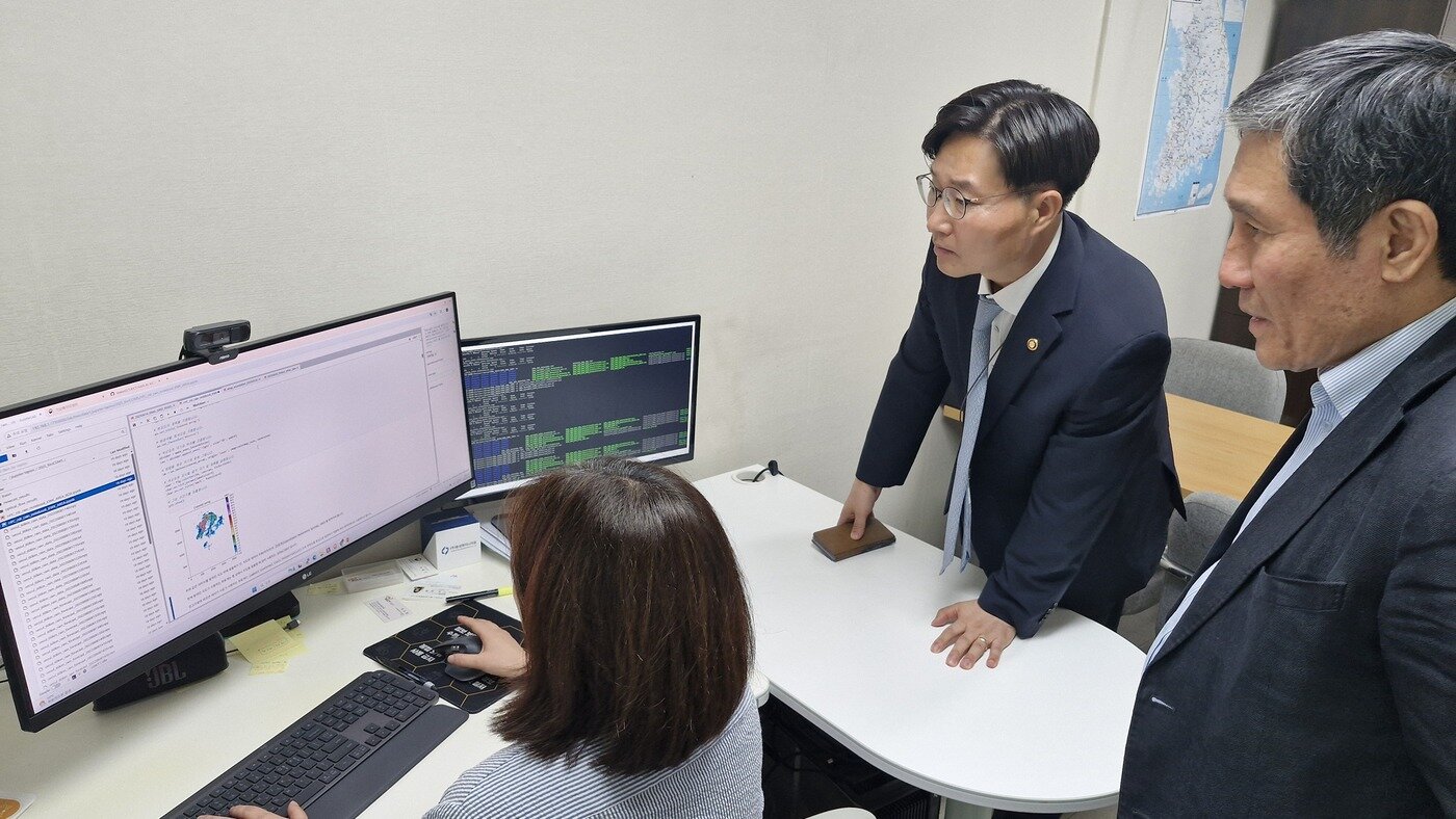 본문 이미지 - 구혁채 과기정통부 제1차관이 한국건설기술연구원을 방문해 도심 호우 예측 및 피해 저감을 위한 연구를 살피는 모습이다.&#40;과기정통부 제공&#41;