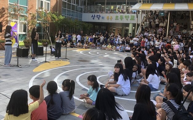 본문 이미지 - 청주 상당초등학교 '상당히 좋은 예술동아리 버스킹' 공연.(청주교육지원청. 재판매 및 DB금지)/뉴스1