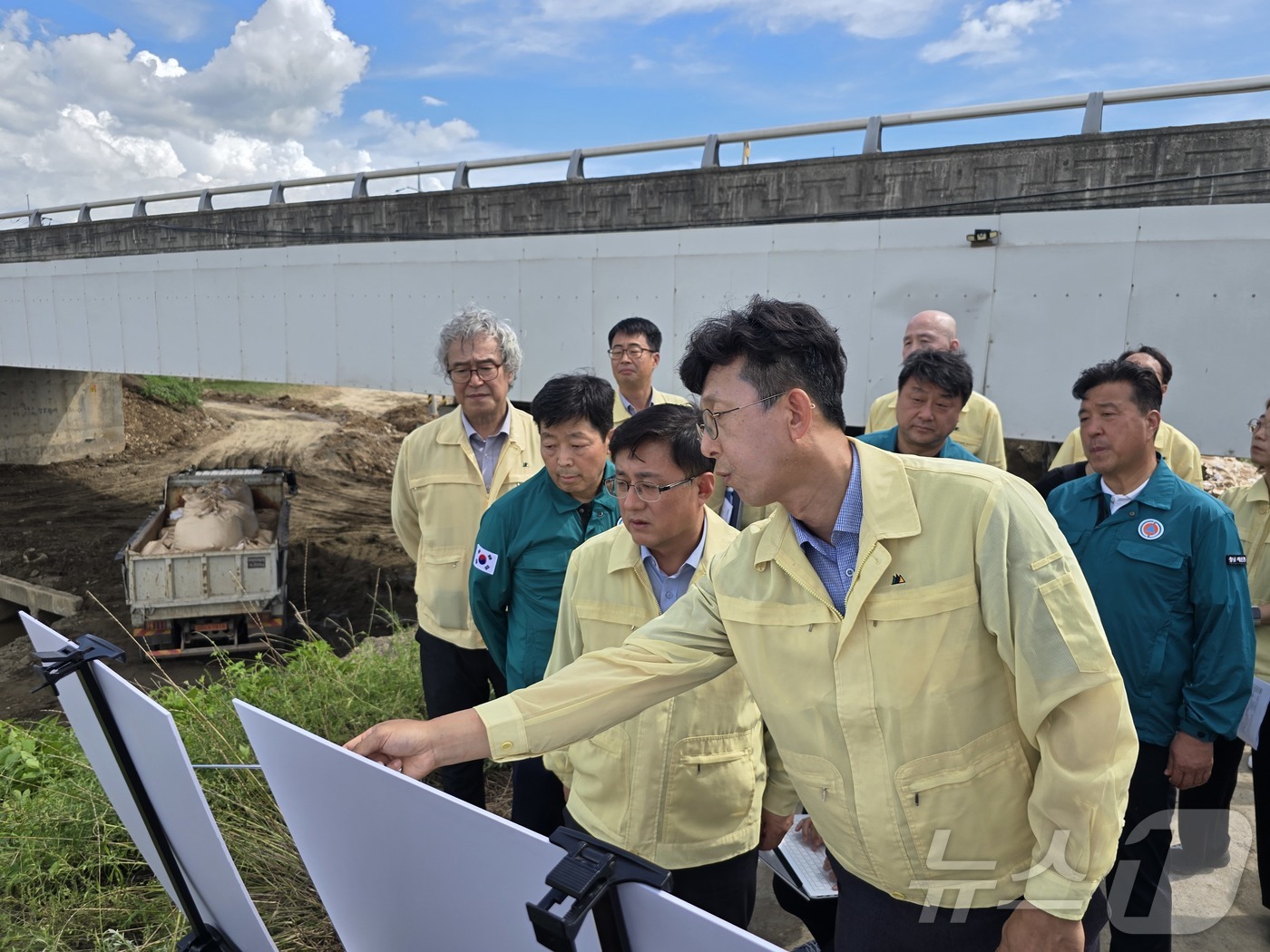 (예산=뉴스1) 황덕현 기후환경전문기자 = 김성환 신임 환경부 장관이 22일 오후 충남 예산 별리 구만교 앞 수해 제방붕괴 복구 현장을 방문해 점검을 하고 있다. 취임 뒤 첫 현장 …