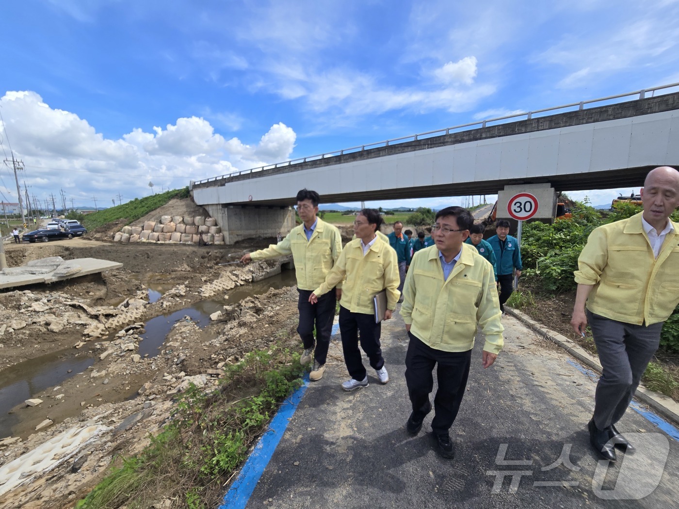 (예산=뉴스1) 황덕현 기후환경전문기자 = 김성환 신임 환경부 장관이 22일 오후 충남 예산 별리 구만교 앞 수해 제방붕괴 복구 현장을 방문해 점검을 하고 있다. 취임 뒤 첫 현장 …