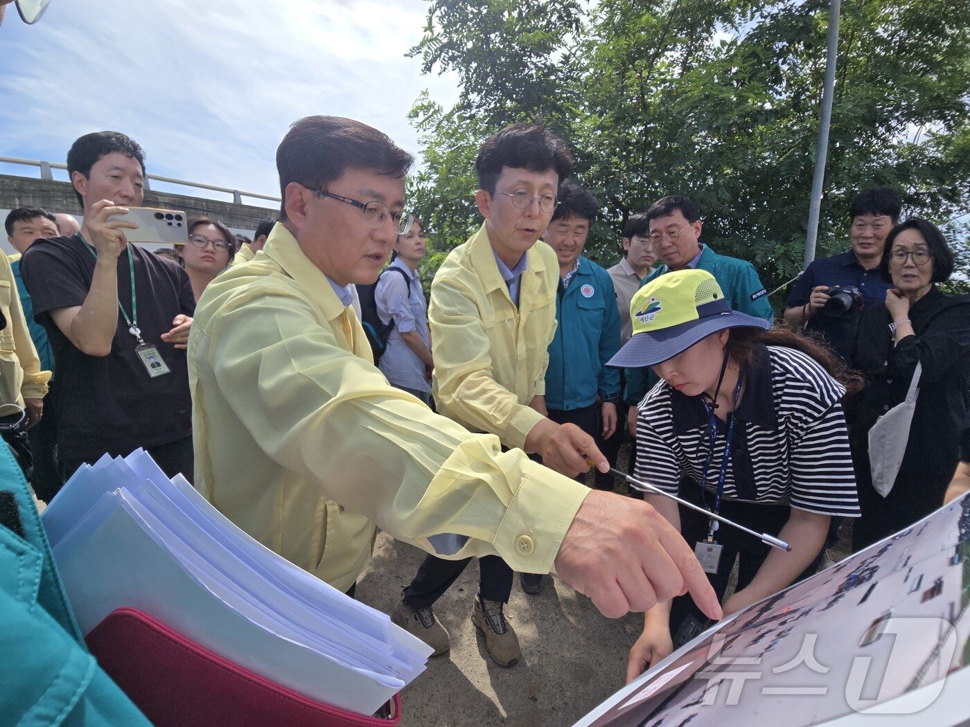 본문 이미지 - 김성환 신임 환경부 장관이 22일 오후 충남 예산 별리 구만교 앞 수해 제방붕괴 복구 현장을 방문해 점검을 하고 있다. 취임 뒤 첫 현장 행보다. 2025.7.21/뉴스1 ⓒ News1 황덕현 기후환경전문기자