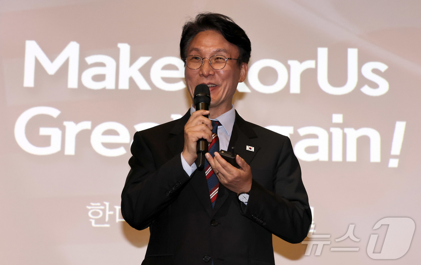 (서울=뉴스1) 청사사진기자단 = 김민석 국무총리가 22일 서울 여의도 콘래드서울 호텔에서 열린 주한미국상공회의소(AMCHAM KOREA) 세미나에서 기조연설을 하고 있다. 202 …