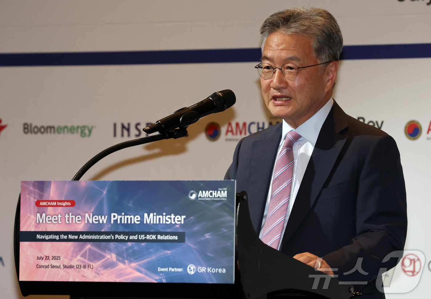 (서울=뉴스1) 청사사진기자단 = 조셉 윤 주한 미국대사 대리가 22일 서울 여의도 콘래드서울 호텔에서 열린 주한미국상공회의소(AMCHAM KOREA) 세미나에서 축사를 하고 있다 …