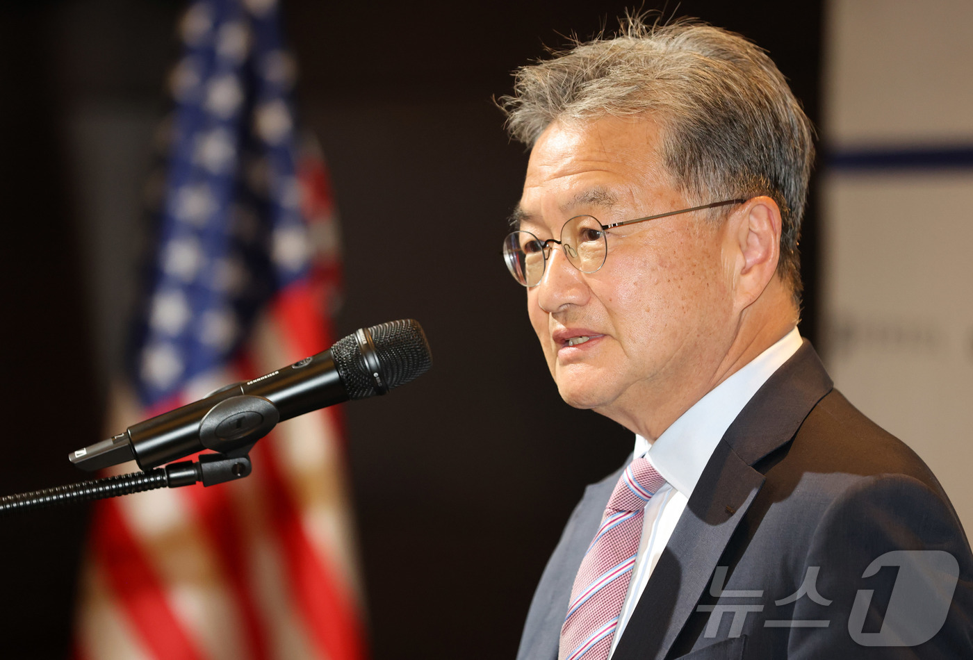 (서울=뉴스1) 청사사진기자단 = 조셉 윤 주한 미국대사 대리가 22일 서울 여의도 콘래드서울 호텔에서 열린 주한미국상공회의소(AMCHAM KOREA) 세미나에서 축사를 하고 있다 …