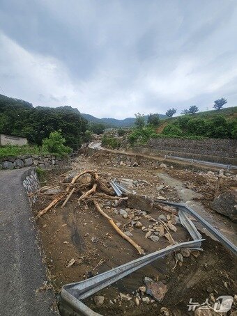 본문 이미지 - 산청읍 모고마을 계곡에 떠내려온 토사물. 2025.7.21/뉴스1 한송학기자