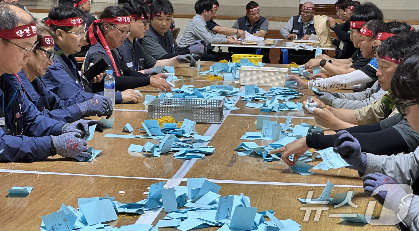 (울산=뉴스1) 조민주 기자 = HD현대중공업 노조 조합원들이 22일 울산 본사 체육관에서 올해 임금 및 단체협상 잠정합의안 조합원 찬반투표 개표를 하고 있다. (금속노조 현대중공 …