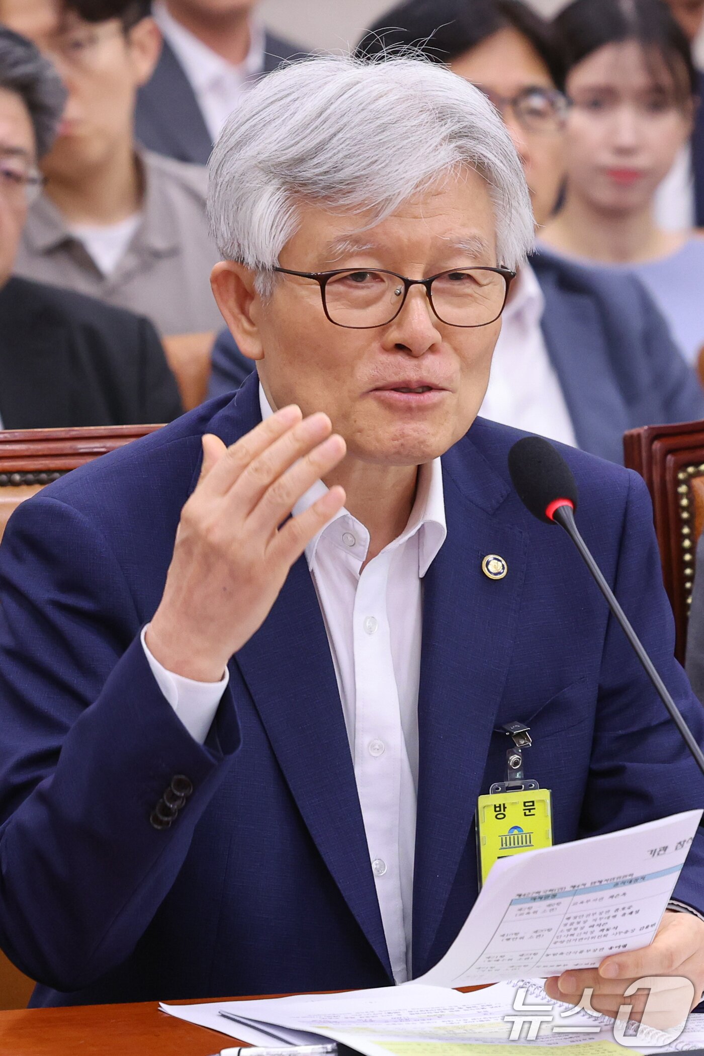본문 이미지 - 최동석 인사혁신처장이 22일 오후 서울 여의도 국회에서 열린 법제사법위원회 제427회국회(임시회) 제4차 전체회의에 출석해 신동욱 국민의힘 의원 질의에 답하고 있다. 2025.7.22/뉴스1 ⓒ News1 안은나 기자