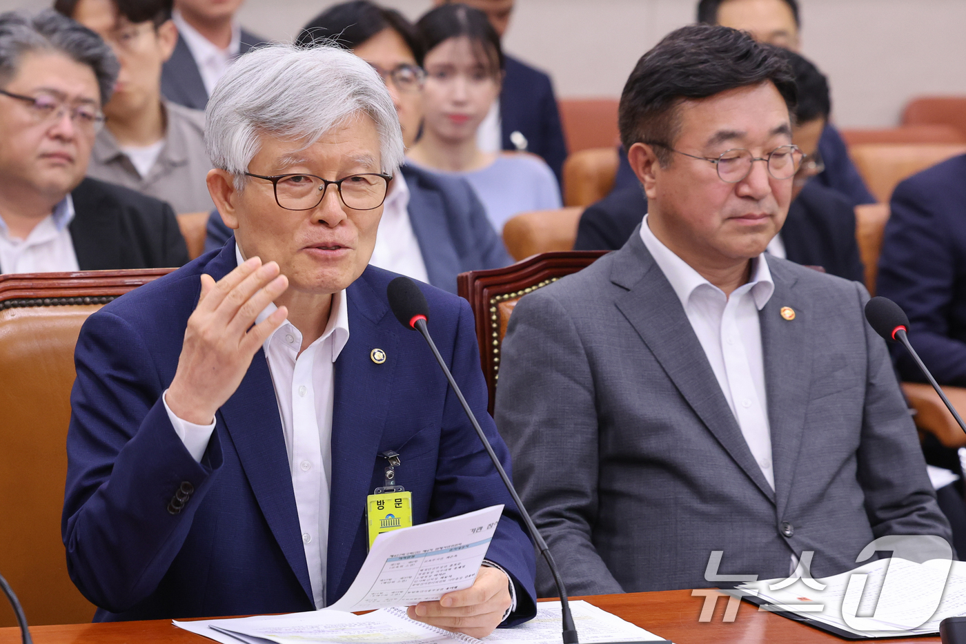 (서울=뉴스1) 안은나 기자 = 최동석 인사혁신처장이 22일 오후 서울 여의도 국회에서 열린 법제사법위원회 제427회국회(임시회) 제4차 전체회의에 출석해 신동욱 국민의힘 의원 질 …