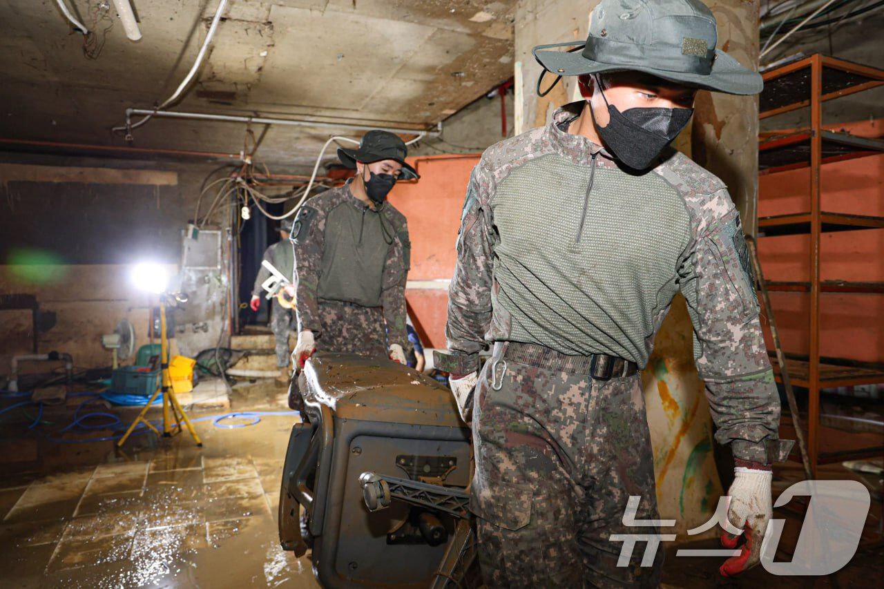 본문 이미지 - 광주 31시단 군 장병들이 22일 북구 신안교 일대를 비롯해 운암2동·용전동·용강동·문화동, 서구 서창동·마륵동, 동구 학운동, 광산구 평동·신창동·임곡동·어룡동·하남동 등에서 수해 복구 활동을 펼치고 있다.&#40;광주시 제공. 재판매 및 DB 금지&#41; 2025.7.22/뉴스1