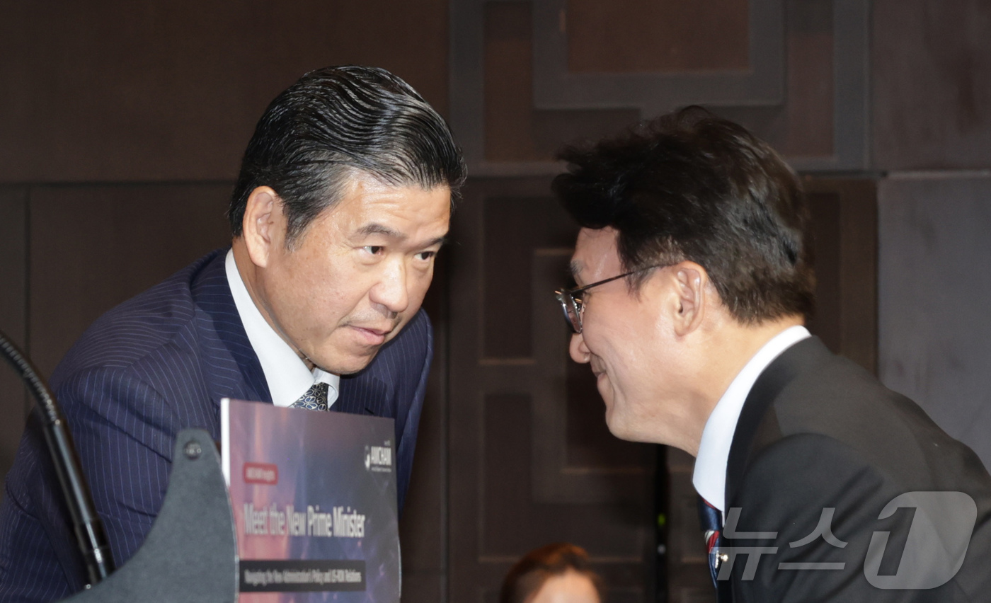 (서울=뉴스1) 청사사진기자단 = 김민석 국무총리가 22일 오후 서울 영등포구 콘래드서울 호텔에서 열린 주한미국상공회의소(AMCHAN KOREA) 세미나에 참석해 제임스 김 암참 …