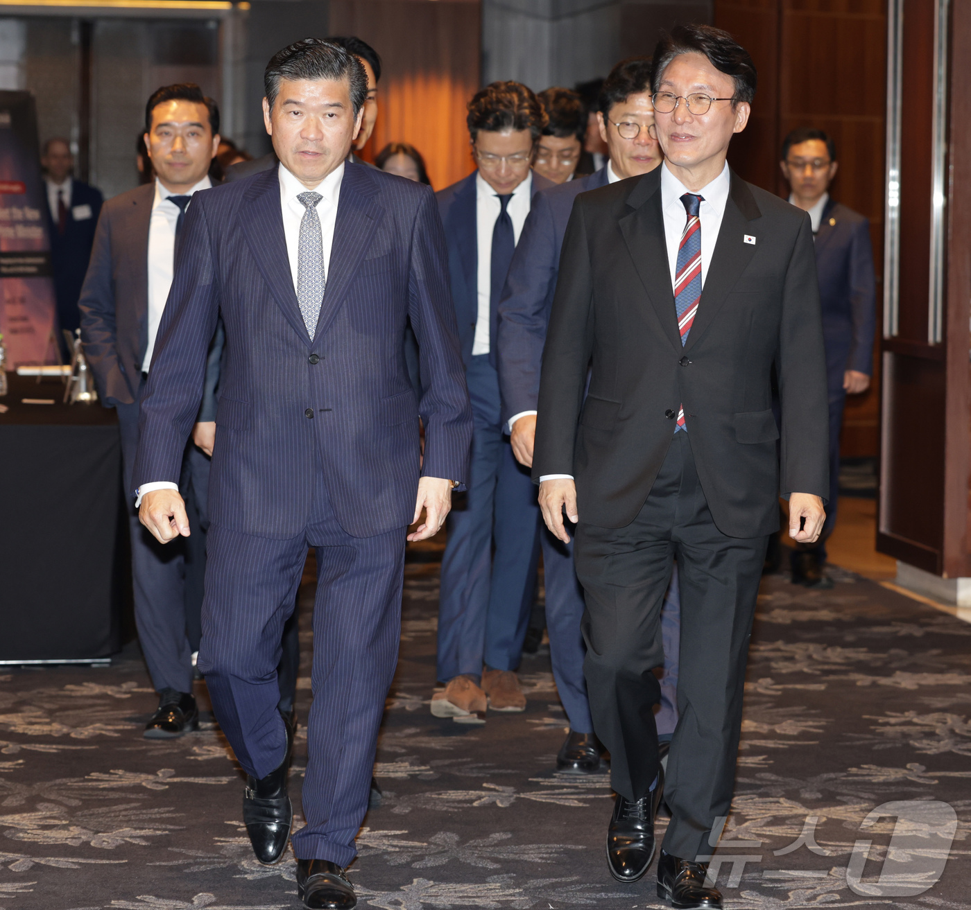 (서울=뉴스1) 청사사진기자단 = 김민석 국무총리가 22일 오후 서울 영등포구 콘래드서울 호텔에서 열린 주한미국상공회의소(AMCHAN KOREA) 세미나에 참석하기 위해 제임스 김 …