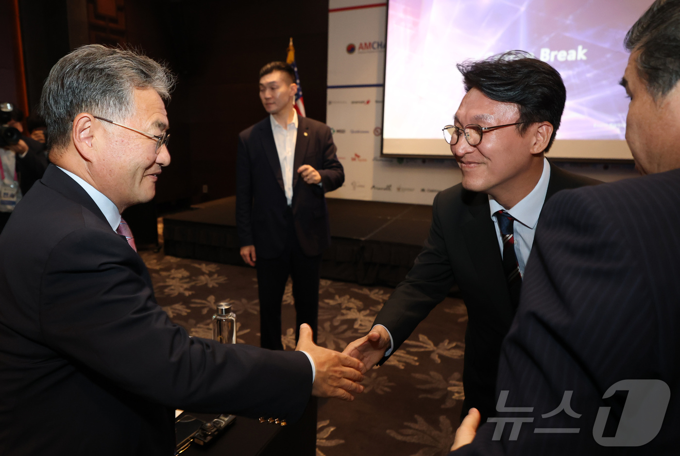 (서울=뉴스1) 청사사진기자단 = 김민석 국무총리가 22일 오후 서울 영등포구 콘래드서울 호텔에서 열린 주한미국상공회의소(AMCHAN KOREA) 세미나에 참석해 기조연설 후 조셉 …