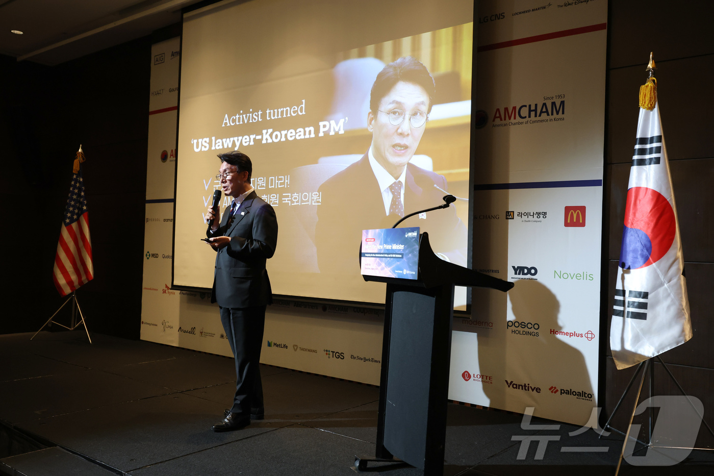 (서울=뉴스1) 청사사진기자단 = 김민석 국무총리가 22일 오후 서울 영등포구 콘래드서울 호텔에서 열린 주한미국상공회의소(AMCHAN KOREA) 세미나에 참석해 기조연설을 하고 …