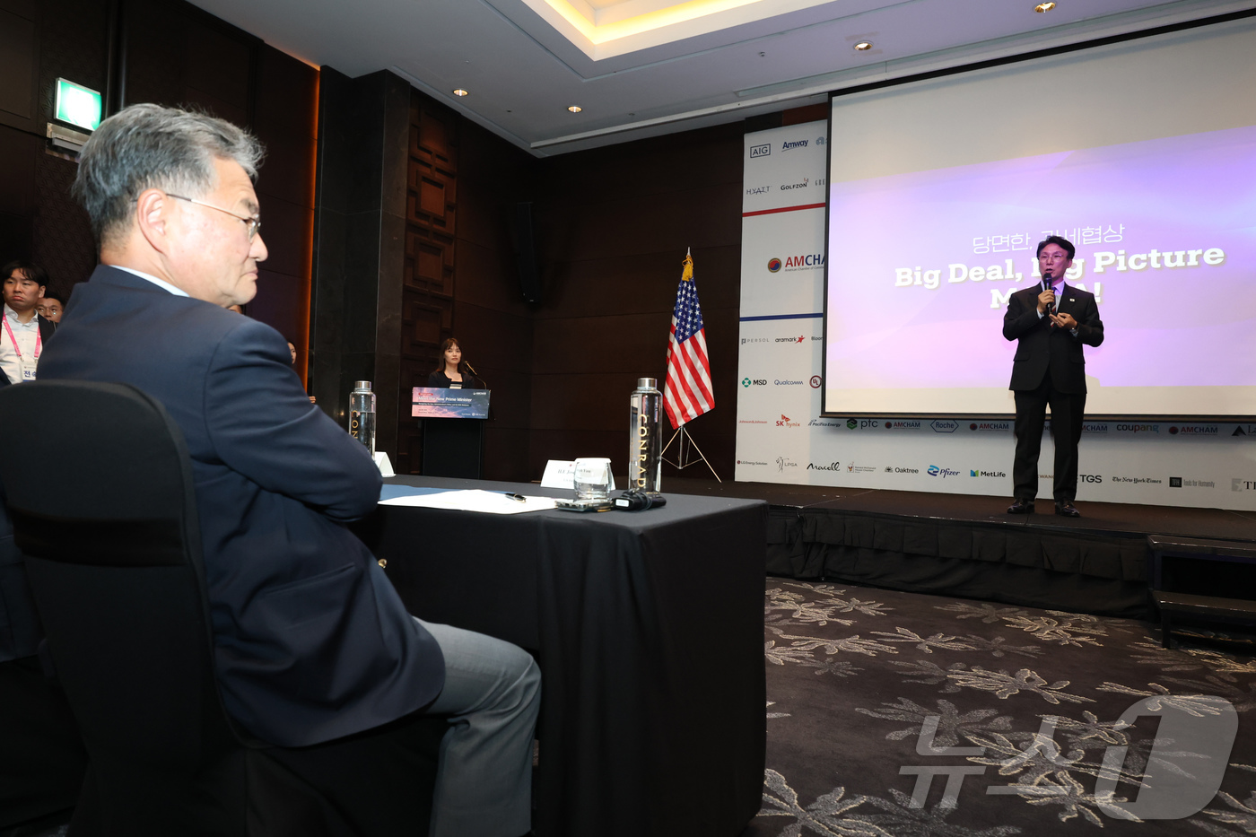 (서울=뉴스1) 청사사진기자단 = 22일 오후 서울 영등포구 콘래드서울 호텔에서 열린 주한미국상공회의소(AMCHAN KOREA) 세미나에 참석해 기조연설하는 김민석 국무총리를 조셉 …