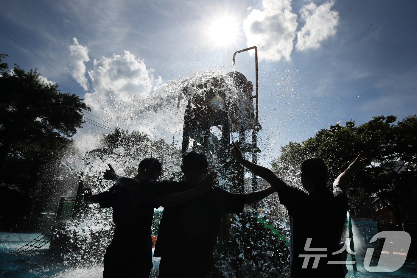 (대구=뉴스1) 공정식 기자 = 절기상 대서(大暑)인 22일 오후 대구 수성구 신매근린공원 물놀이장을 찾은 어린이들이 시원한 물줄기를 맞으며 찜통더위를 씻고 있다. 2025.7.2 …