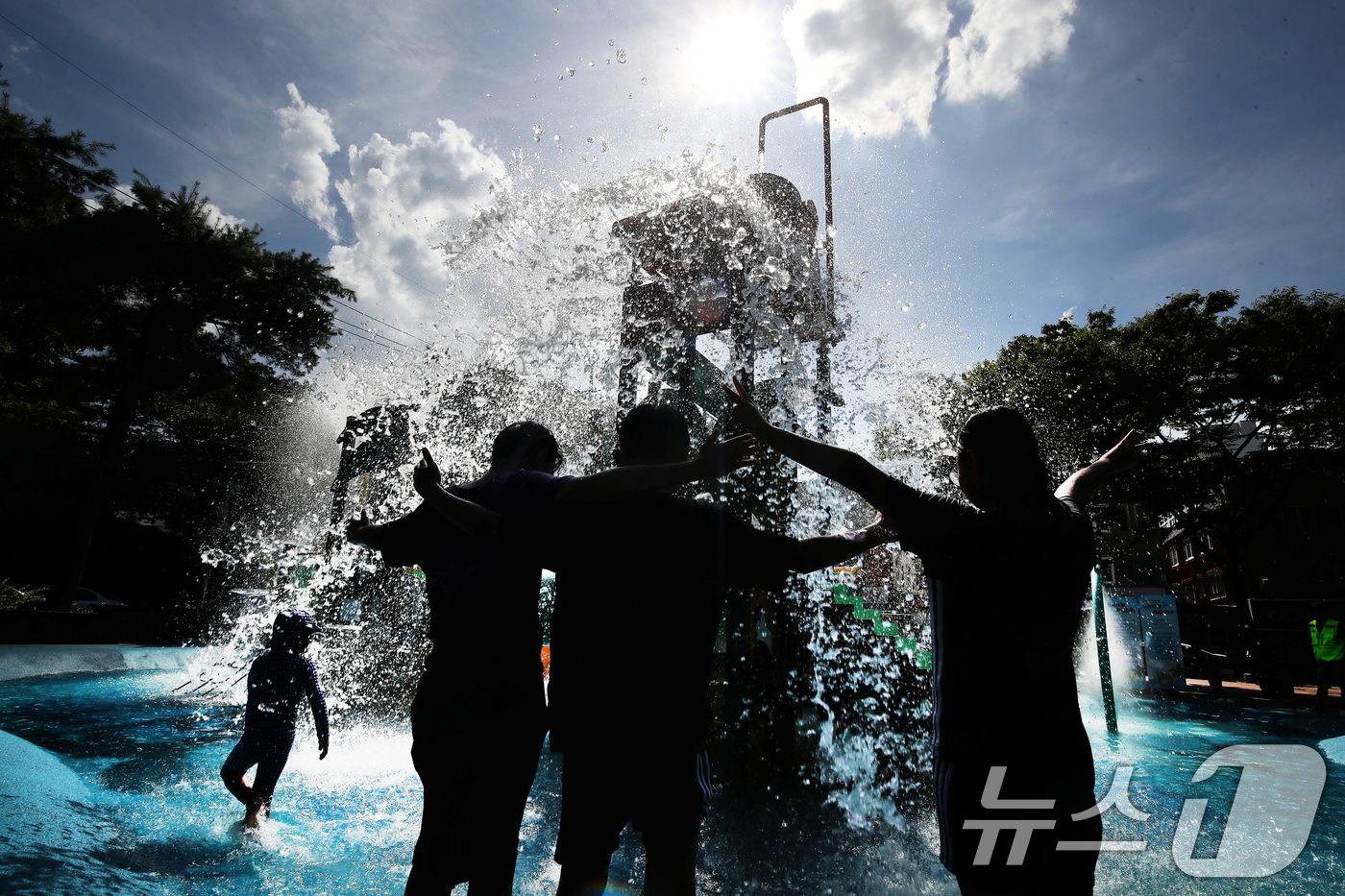 (대구=뉴스1) 공정식 기자 = 절기상 대서(大暑)인 22일 오후 대구 수성구 신매근린공원 물놀이장을 찾은 어린이들이 시원한 물줄기를 맞으며 찜통더위를 씻고 있다. 2025.7.2 …