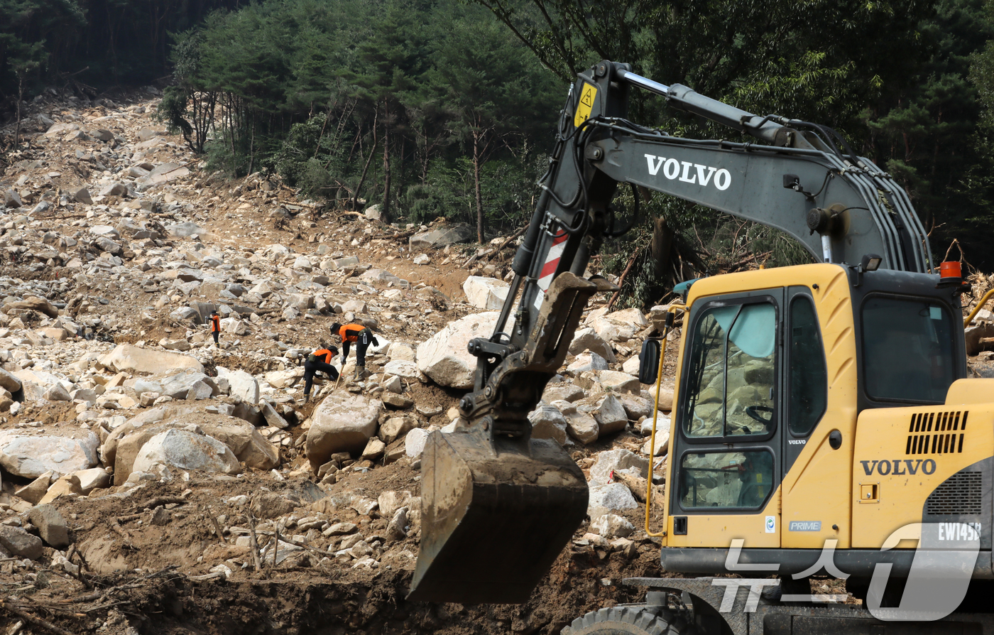 (산청=뉴스1) 윤일지 기자 = 22일 폭우와 산사태 피해를 입은 경남 산청군 신안면 외송리 경호강휴게소 인근에서 실종자 수색작업이 이뤄지고 있다.이 곳 인근 신안암에서는 80대 …