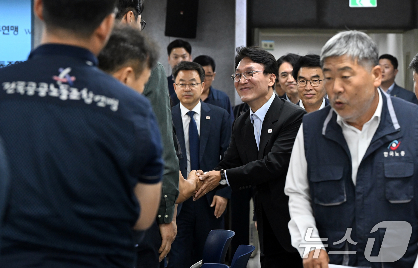 (서울=뉴스1) 청사사진기자단 = 김민석 국무총리가 22일 오후 서울 영등포 한국노총을 방문해 관계자들과 인사하고 있다.  2025.7.22/뉴스1