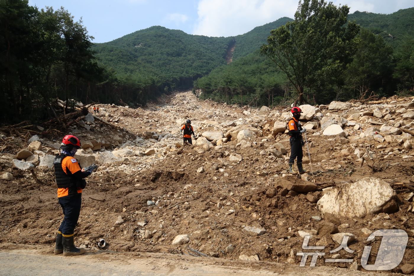 (산청=뉴스1) 윤일지 기자 = 22일 폭우와 산사태 피해를 입은 경남 산청군 신안면 외송리 경호강휴게소 인근에서 실종자 수색작업이 이뤄지고 있다.이 곳 인근 신안암에서는 80대 …