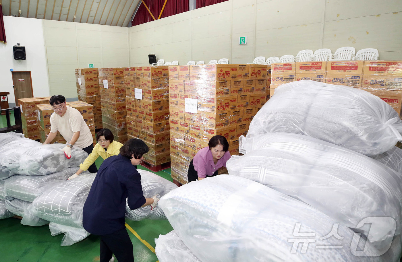 (광주=뉴스1) 박지현 기자 = 22일 광주 북구청 직원들이 매곡동 대한적십자사 광주전남 지사 체육관에서 (사)한국나눔연맹에서 집중 호우로 인해 피해를 입은 북구 수해민들에게 후원 …