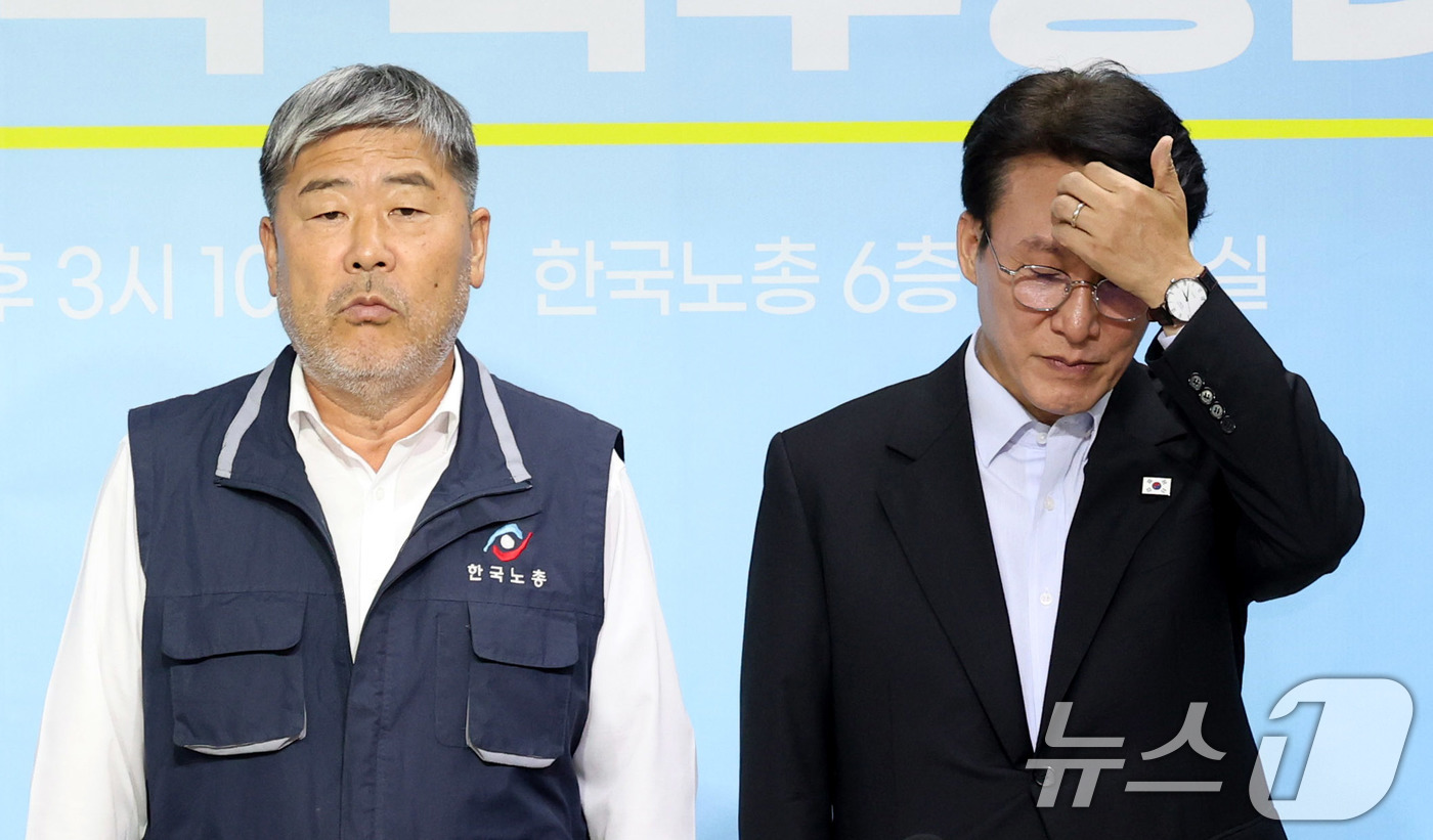 (서울=뉴스1) 청사사진기자단 = 김민석 국무총리가 22일 오후 서울 영등포구 여의도 한국노동조합총연맹에서 열린 간담회에서 김동명 한국노총 위원장과 기념촬영을 준비하고 있다. 20 …