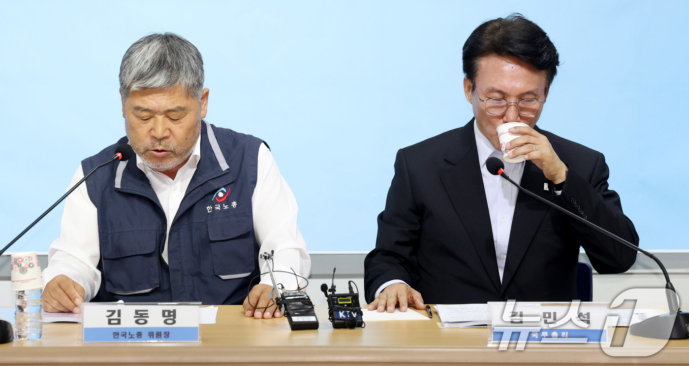 (서울=뉴스1) 청사사진기자단 = 김민석 국무총리가 22일 오후 서울 영등포구 여의도 한국노동조합총연맹에서 열린 간담회에서 물을 마시고 있다. 왼쪽 김동명 한국노총 위원장. 202 …