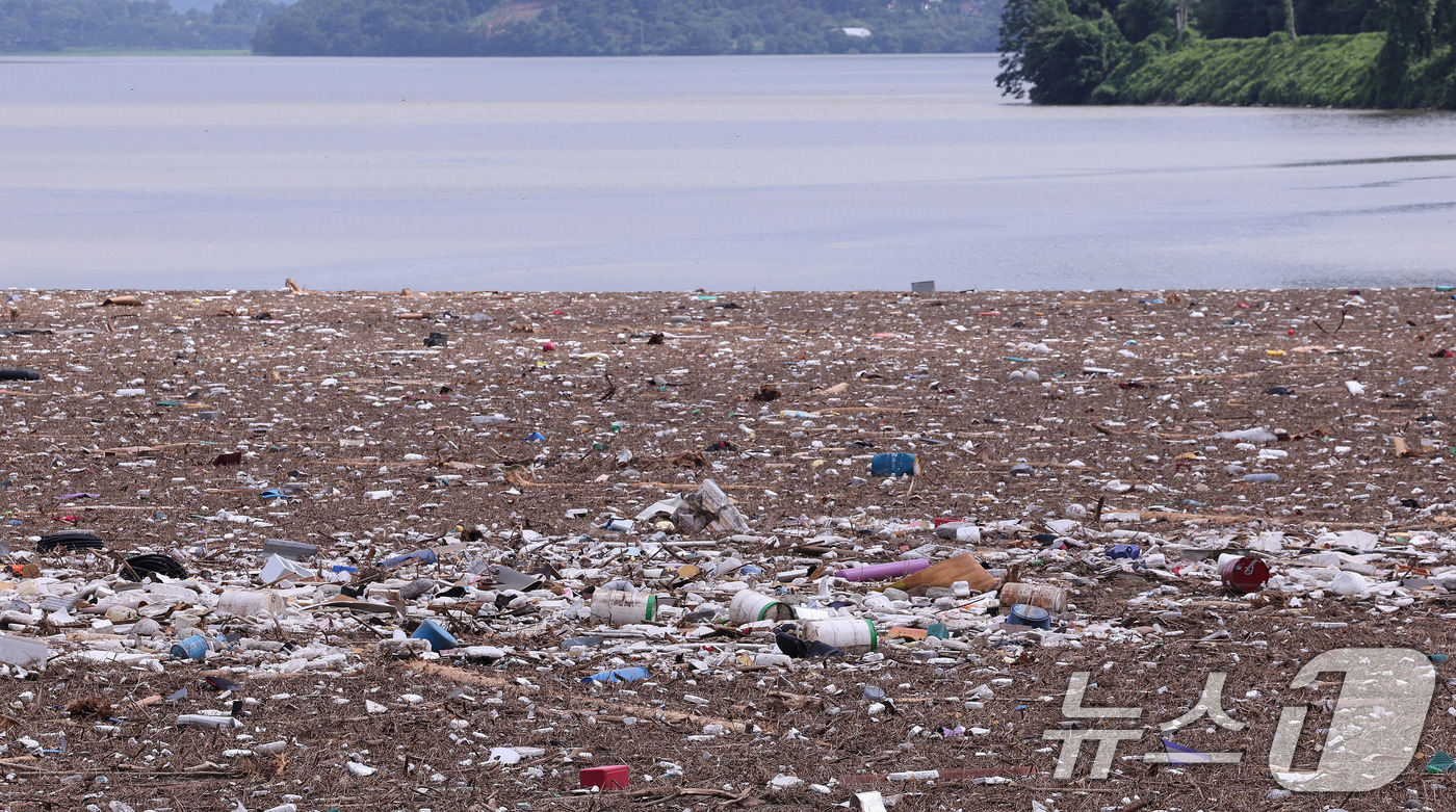 (남양주=뉴스1) 박지혜 기자 = 22일 경기 남양주 팔당댐 인근에 호우로 떠내려 온 쓰레기 등 부유물이 팔당댐 주변 수면을 뒤덮고 있다. 2025.7.22/뉴스1