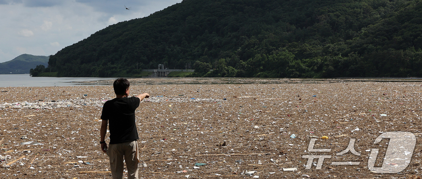 (남양주=뉴스1) 박지혜 기자 = 22일 경기 남양주 팔당댐 인근에 호우로 떠내려 온 쓰레기 등 부유물이 팔당댐 주변 수면을 뒤덮고 있다. 2025.7.22/뉴스1