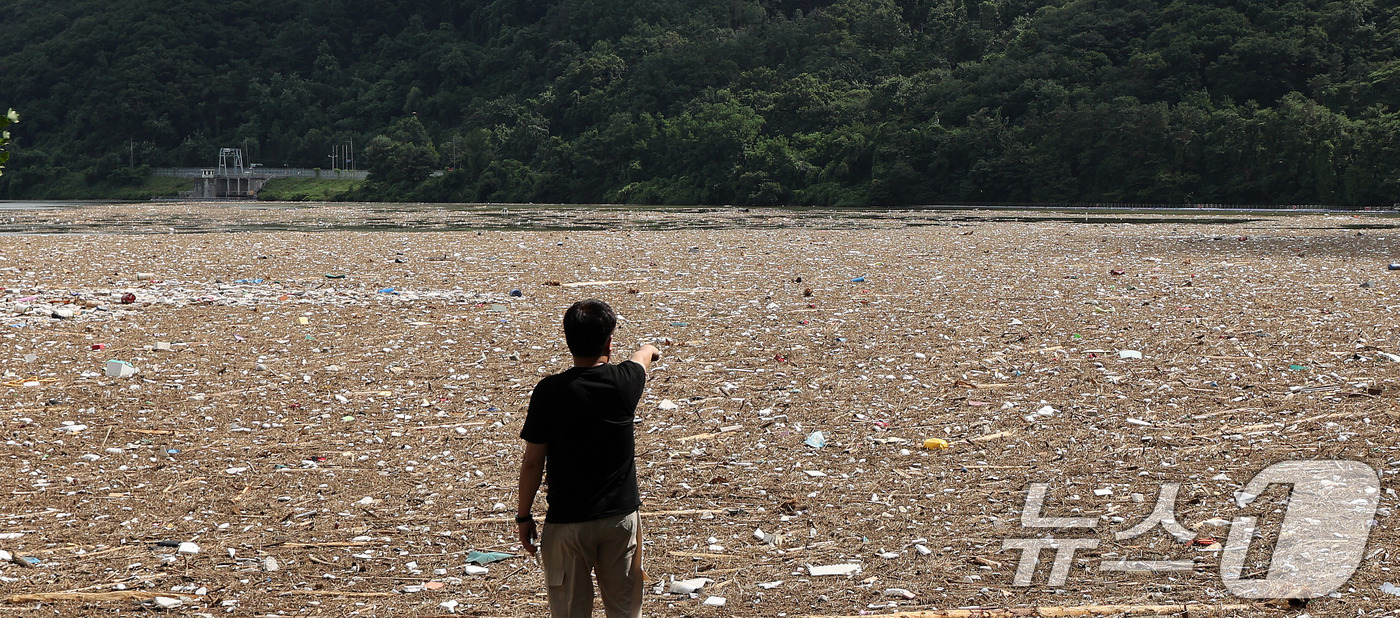 (남양주=뉴스1) 박지혜 기자 = 22일 경기 남양주 팔당댐 인근에 호우로 떠내려 온 쓰레기 등 부유물이 팔당댐 주변 수면을 뒤덮고 있다. 2025.7.22/뉴스1