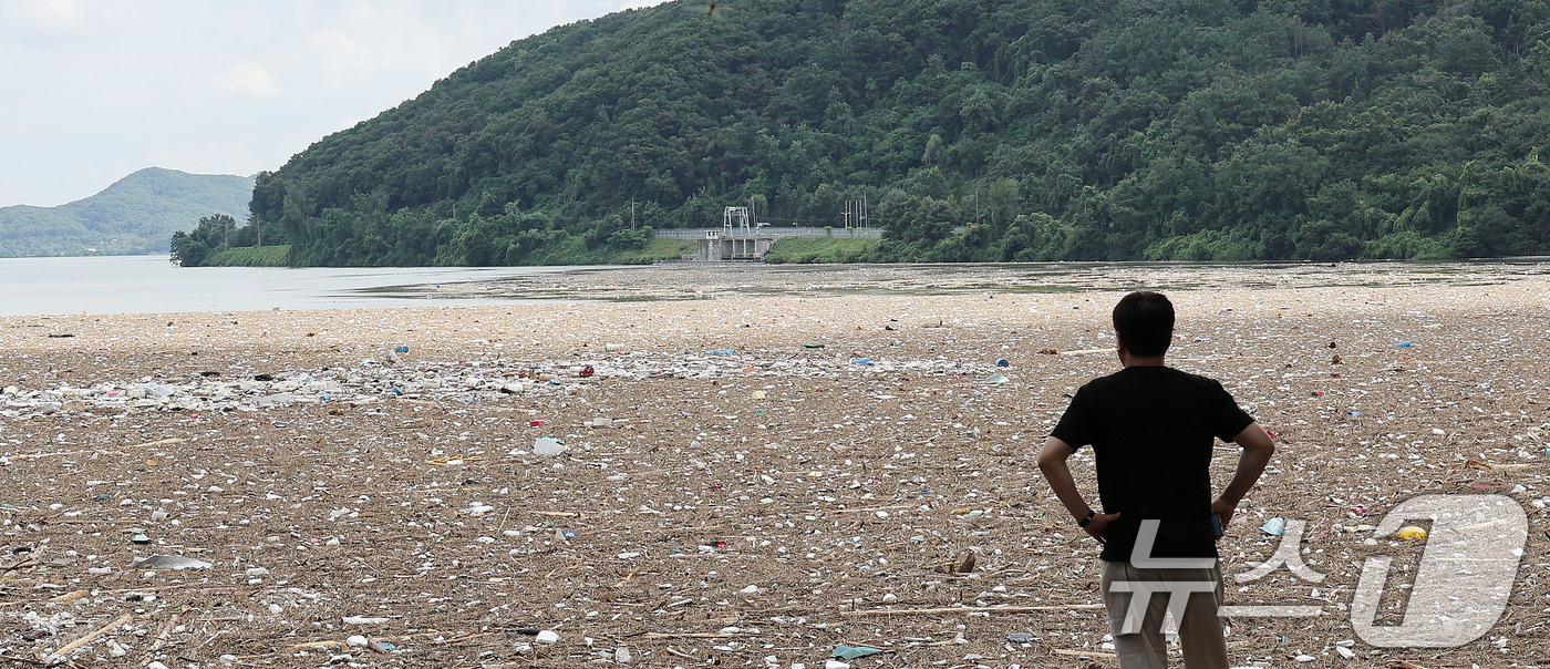 (남양주=뉴스1) 박지혜 기자 = 22일 경기 남양주 팔당댐 인근에 호우로 떠내려 온 쓰레기 등 부유물이 팔당댐 주변 수면을 뒤덮고 있다. 2025.7.22/뉴스1