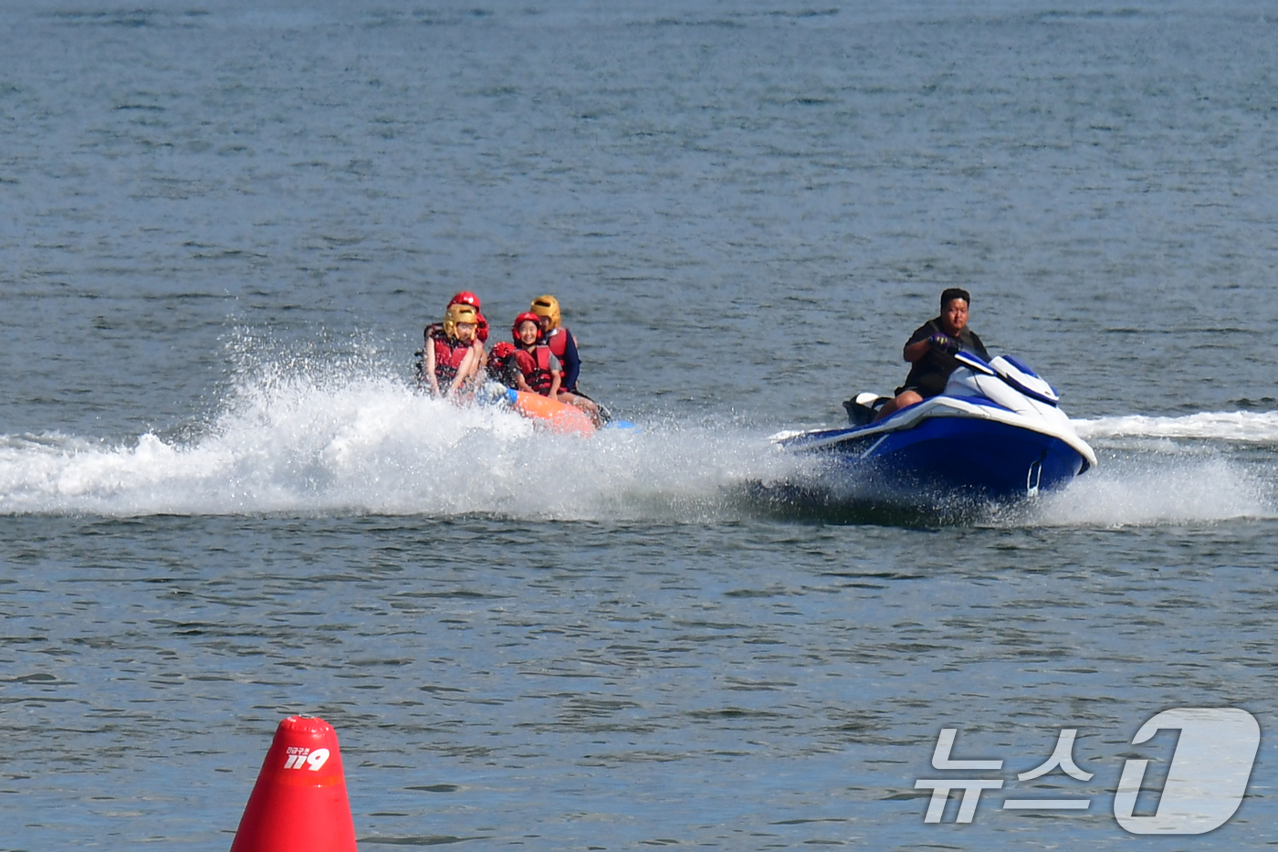 (포항=뉴스1) 최창호 기자 = 22일 오후 경북 포항시 북구 영일대해수욕장에서 피서객들이 바나나보트를 타고 있다. 2025.7.22/뉴스1