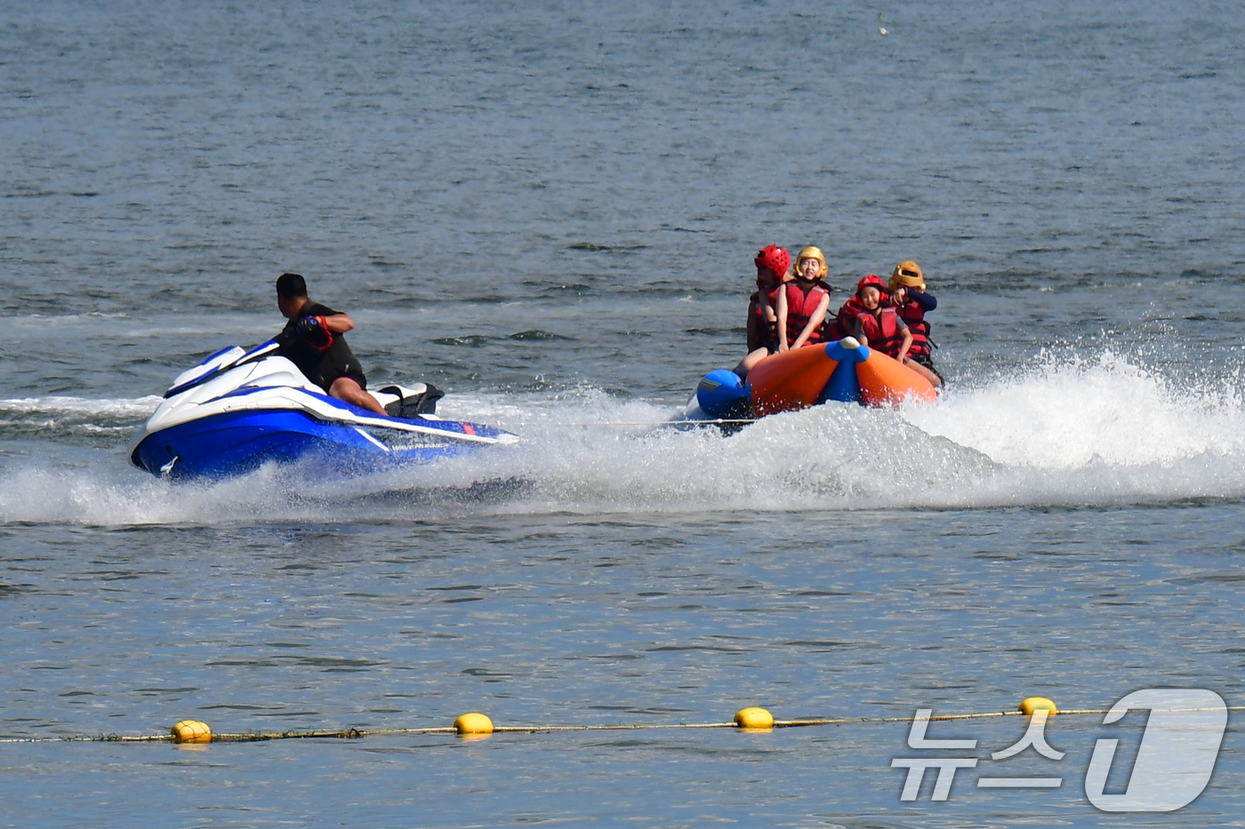 (포항=뉴스1) 최창호 기자 = 22일 오후 경북 포항시 북구 영일대해수욕장에서 피서객들이 바나나보트를 타고 있다. 2025.7.22/뉴스1