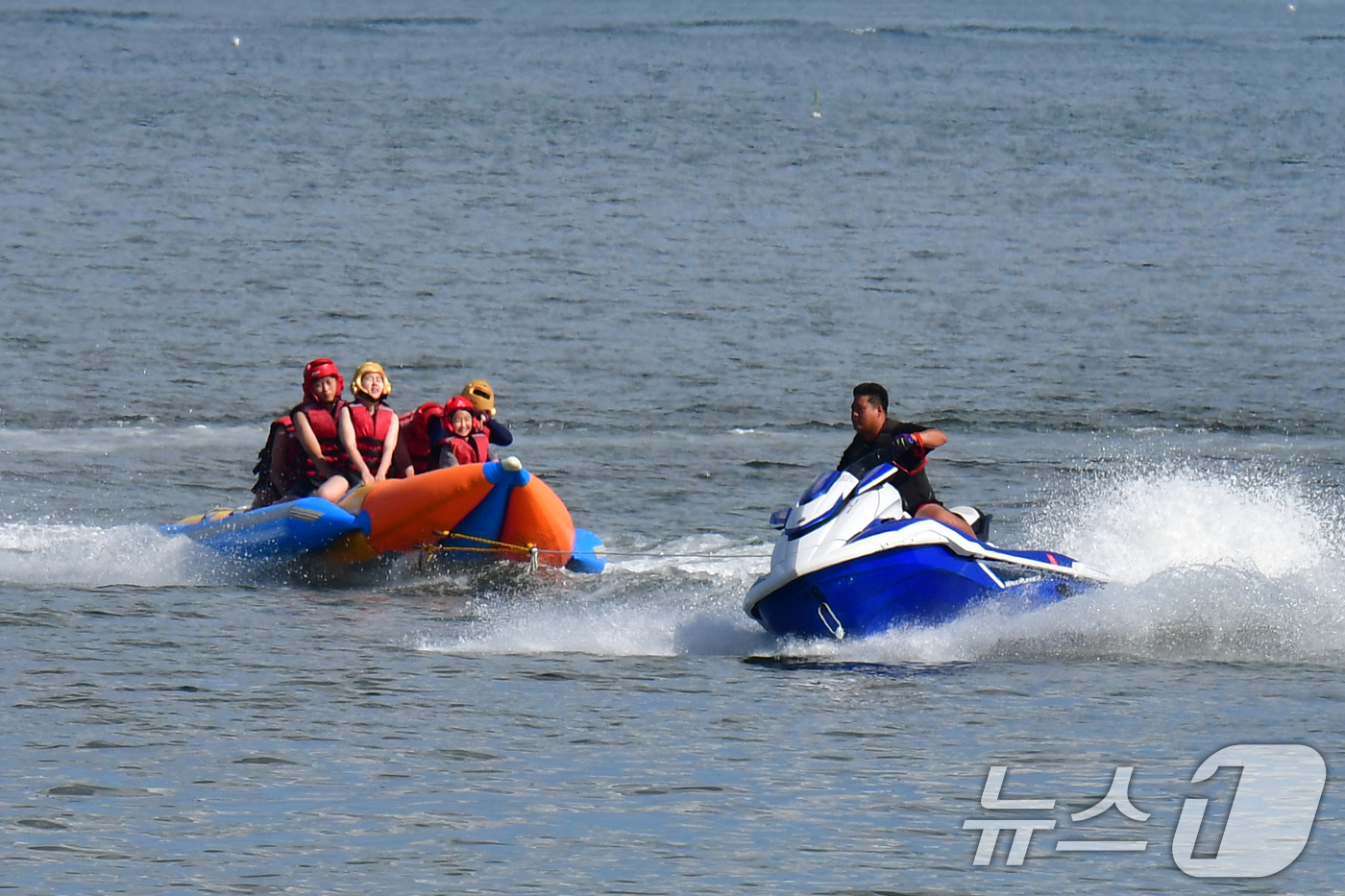 (포항=뉴스1) 최창호 기자 = 22일 오후 경북 포항시 북구 영일대해수욕장에서 피서객들이 바나나보트를 타고 있다. 2025.7.22/뉴스1