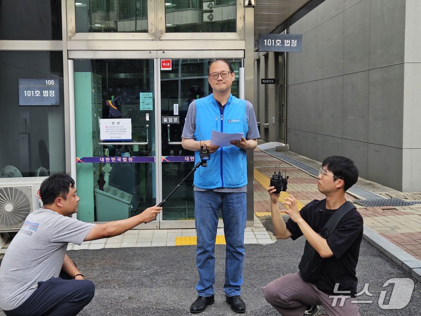 본문 이미지 - 최고봉 전국교직원노동조합 강원지부장이 22일 춘천지법에서 열린 결심 공판을 참관한 뒤 입장을 발표하고 있다.2025.7.22 한귀섭 기자