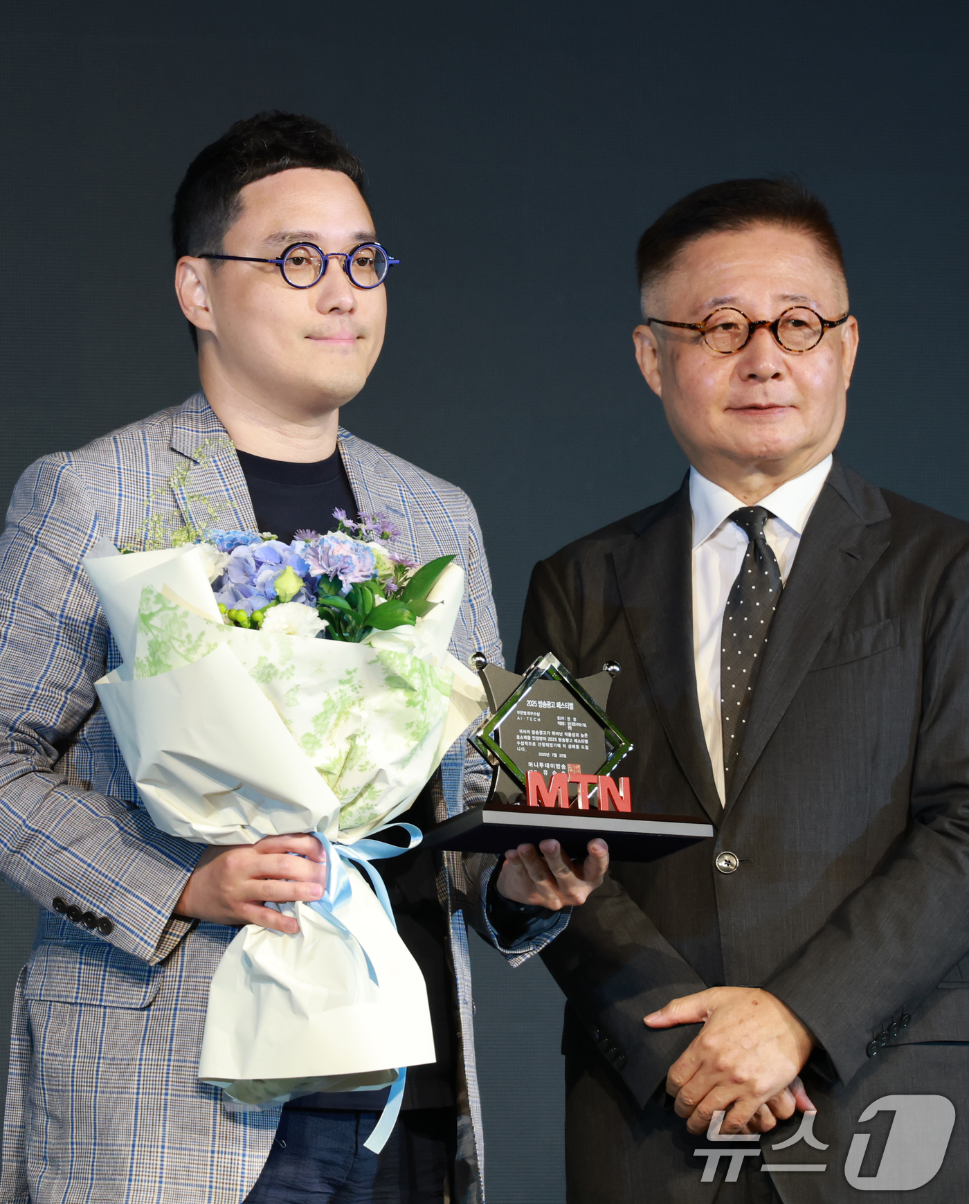 (서울=뉴스1) 권현진 기자 = 22일 서울 영등포구 중소기업중앙회에서 열린 '2025 방송광고페스티벌' 시상식에서 AI·TECH 부문 최우수상을 수상한 한컴 관계자가 정상수 교수 …