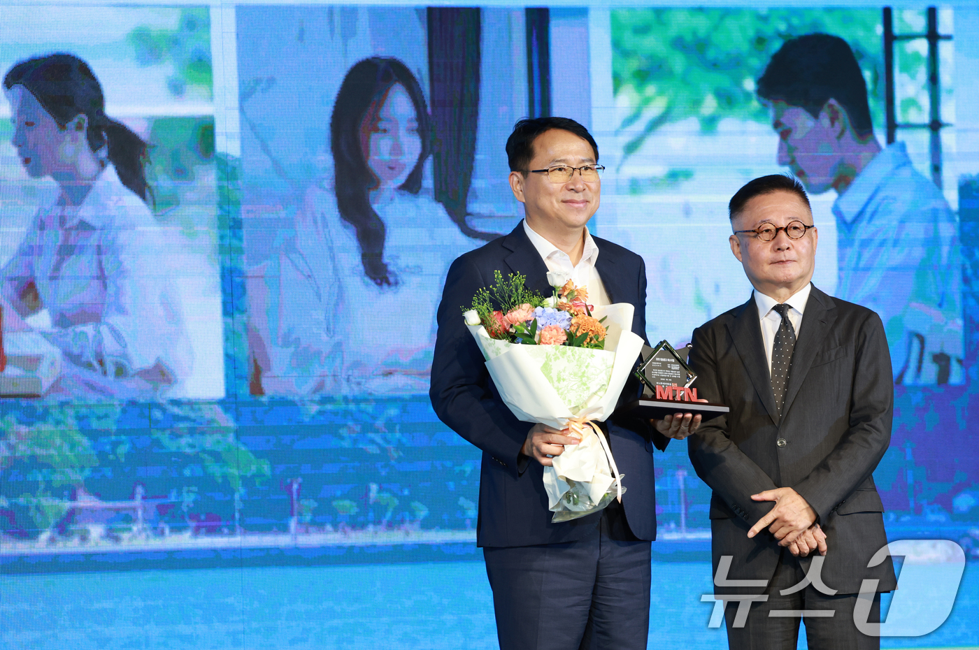 (서울=뉴스1) 권현진 기자 = 22일 서울 영등포구 중소기업중앙회에서 열린 '2025 방송광고페스티벌' 시상식에서 공공서비스 부문 최우수상을 수상한 전라남도관광재단 관계자가 정상 …