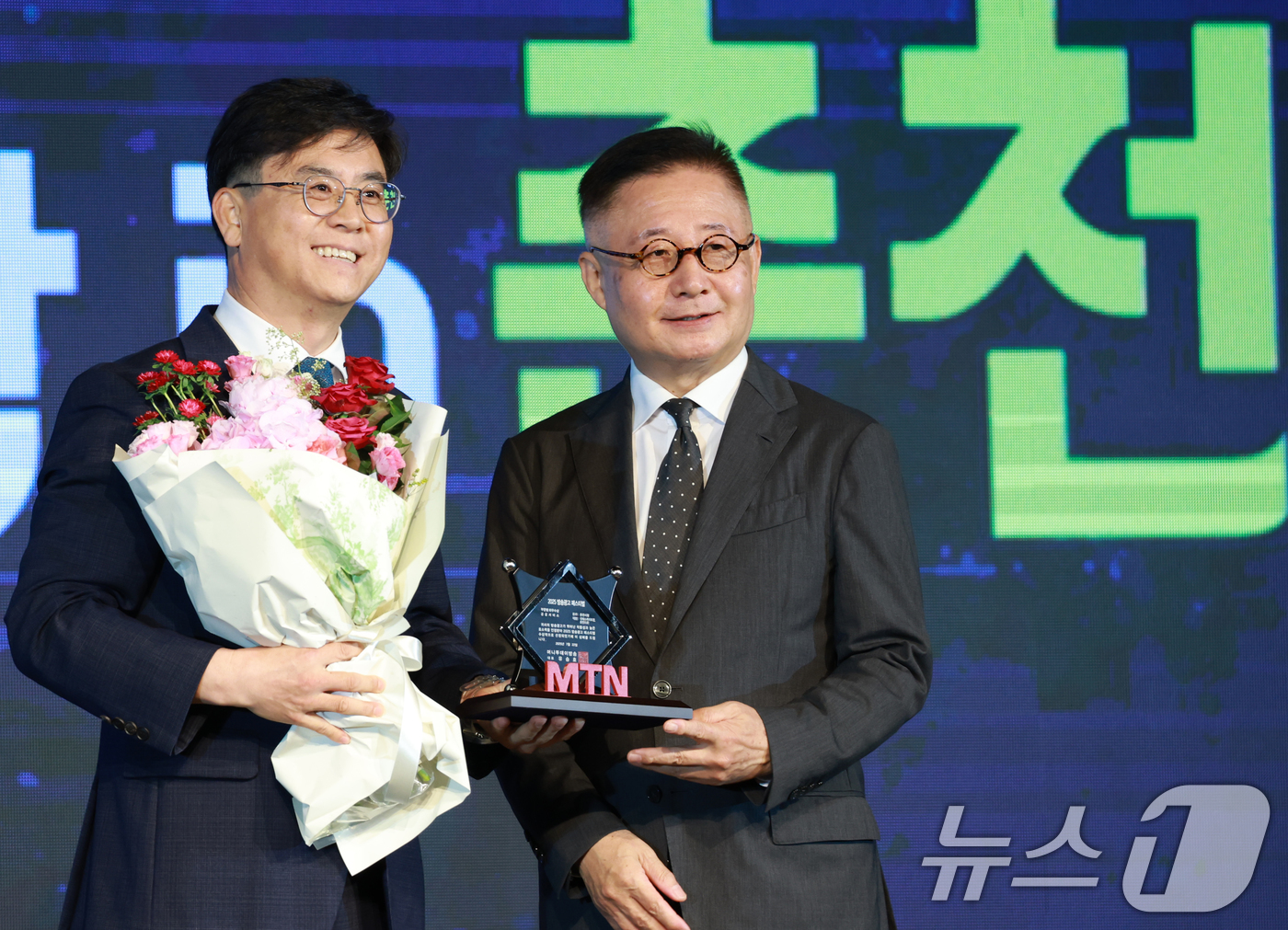 (서울=뉴스1) 권현진 기자 = 22일 서울 영등포구 중소기업중앙회에서 열린 '2025 방송광고페스티벌' 시상식에서 공공서비스 부문 최우수상을 수상한 춘천시청 관계자가 정상수 교수 …