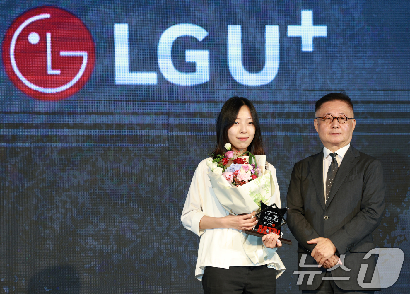 (서울=뉴스1) 권현진 기자 = 22일 서울 영등포구 중소기업중앙회에서 열린 '2025 방송광고페스티벌' 시상식에서 AI·TECH 부문 최우수상을 수상한 LG유플러스 관계자가 정상 …