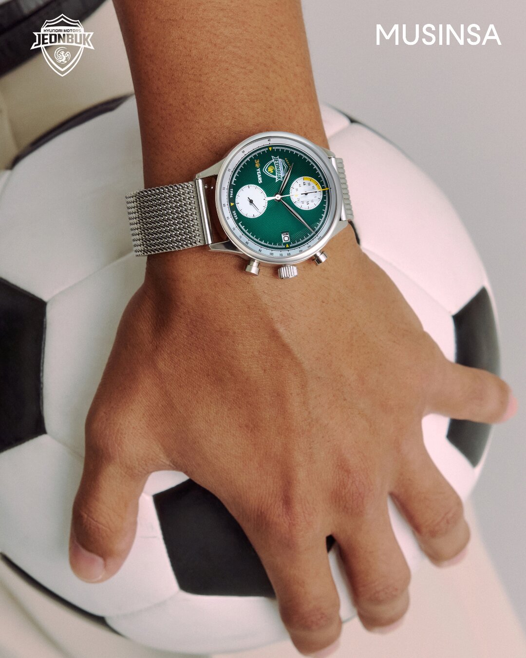 본문 이미지 - 전북현대가 30주년을 기념해 제작한 시계 (전북 제공)