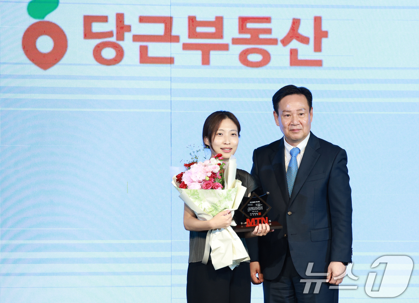 (서울=뉴스1) 권현진 기자 = 22일 서울 영등포구 중소기업중앙회에서 열린 '2025 방송광고페스티벌' 시상식에서 민간서비스부문 최우수상을 수상한 당근마켓 관계자가 임종혁 상무와 …