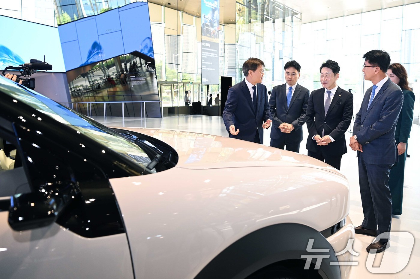 (서울=뉴스1) 이연주 기자 = 이호현 산업통상자원부 2차관이 22일 경기 고양시 현대모터스튜디오에서 열린 '산업부-현대차그룹 업무협력약정 체결식'에 참석해 스튜디오 내 전시장을 …