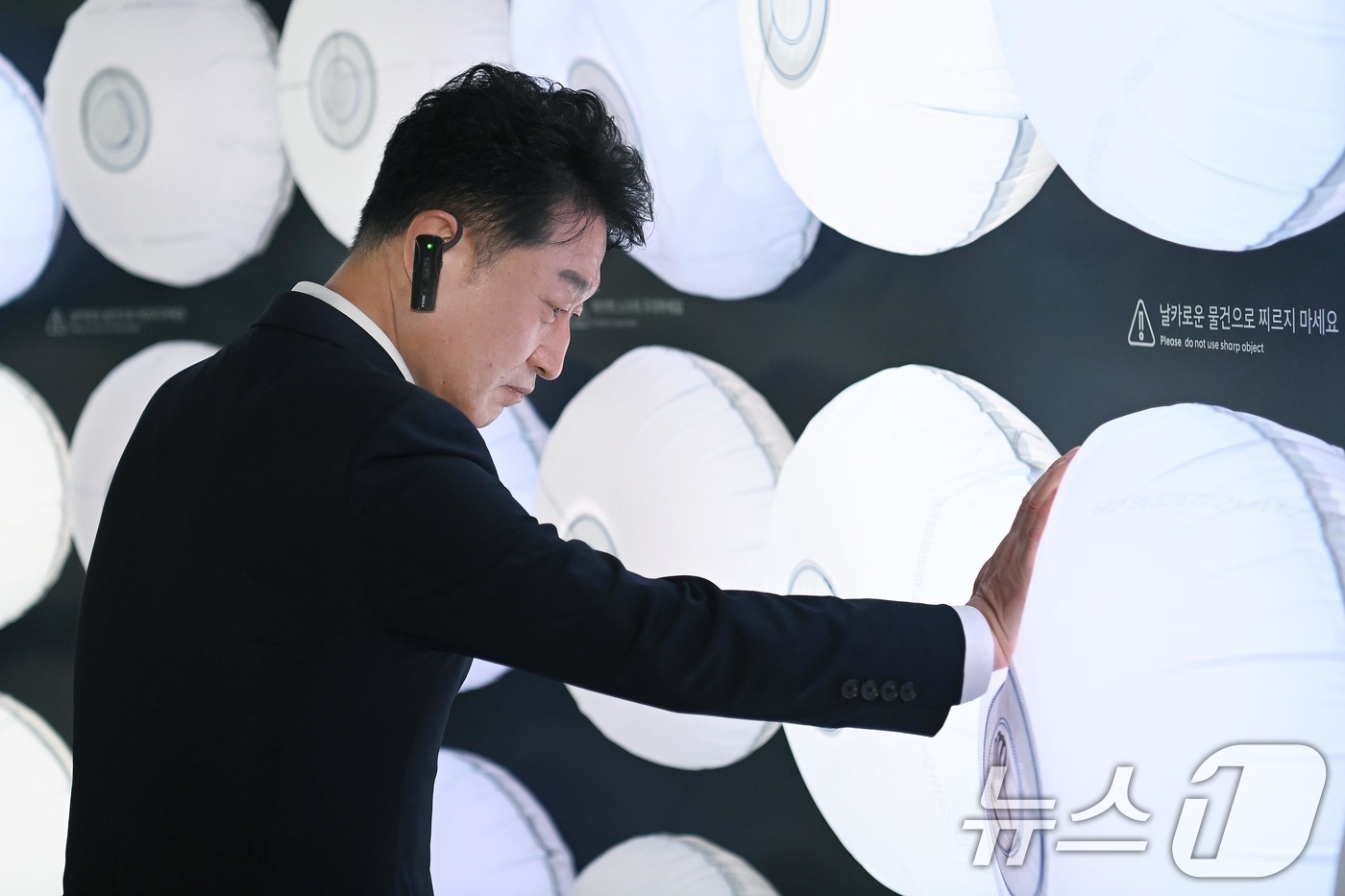 (서울=뉴스1) 이연주 기자 = 이호현 산업통상자원부 2차관이 22일 경기 고양시 현대모터스튜디오에서 열린 '산업부-현대차그룹 업무협력약정 체결식'에 참석해 스튜디오 내 전시장을 …