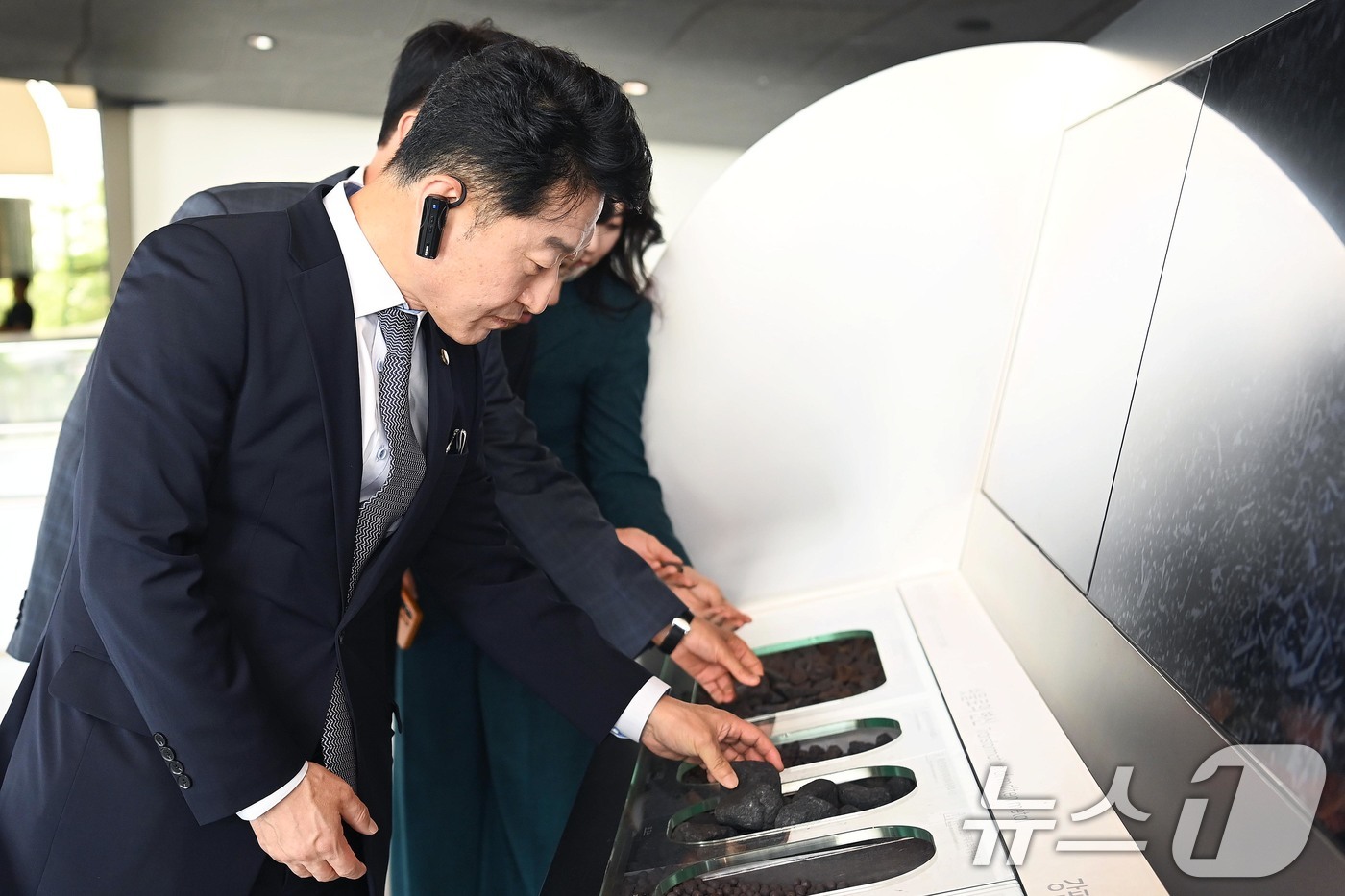 (서울=뉴스1) 이연주 기자 = 이호현 산업통상자원부 2차관이 22일 경기 고양시 현대모터스튜디오에서 열린 '산업부-현대차그룹 업무협력약정 체결식'에 참석해 스튜디오 내 전시장을 …